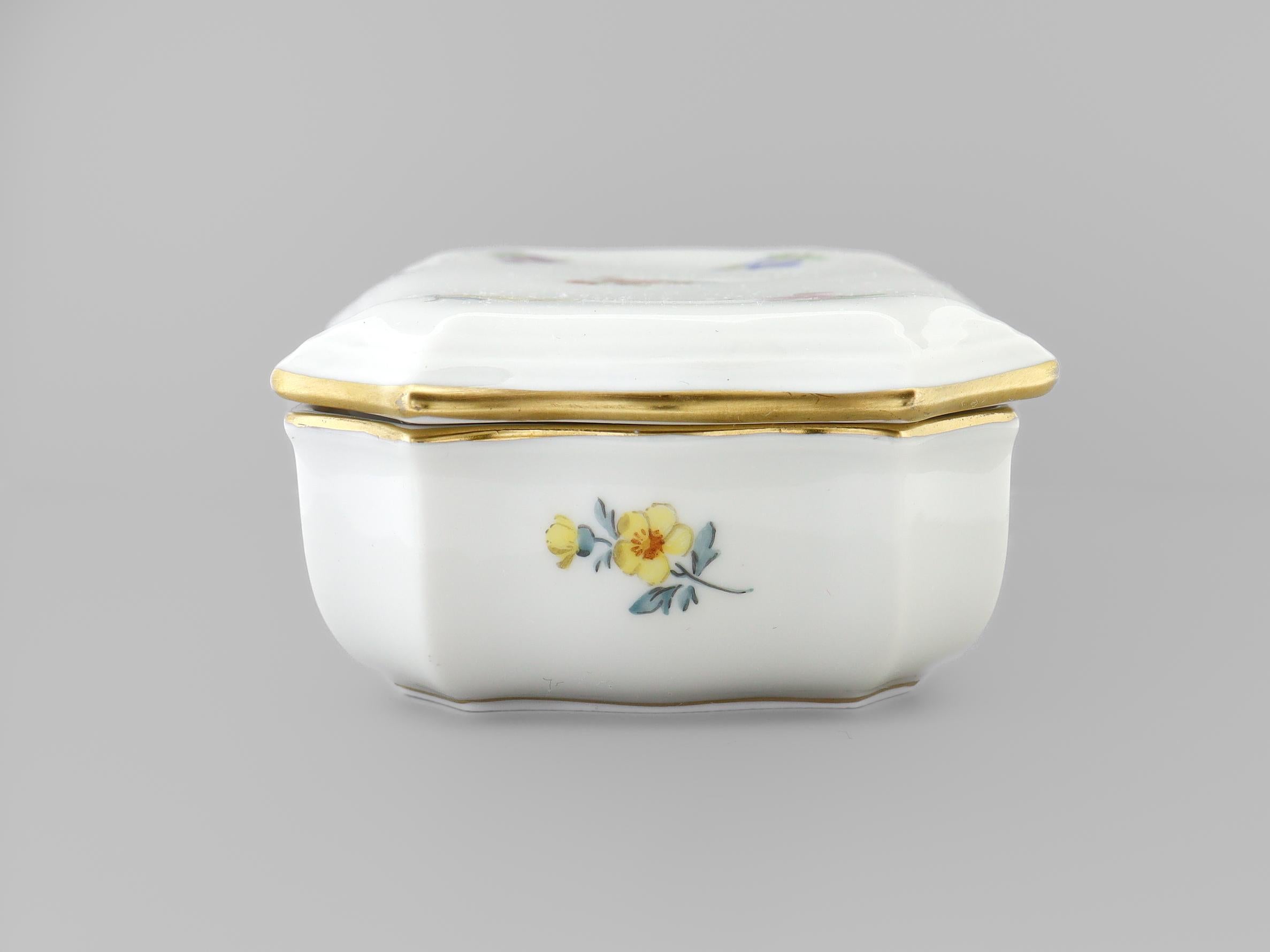 Scatola per comò rivestita in porcellana di Meissen d'epoca con decorazione Deutsche Blumen in vendita 7