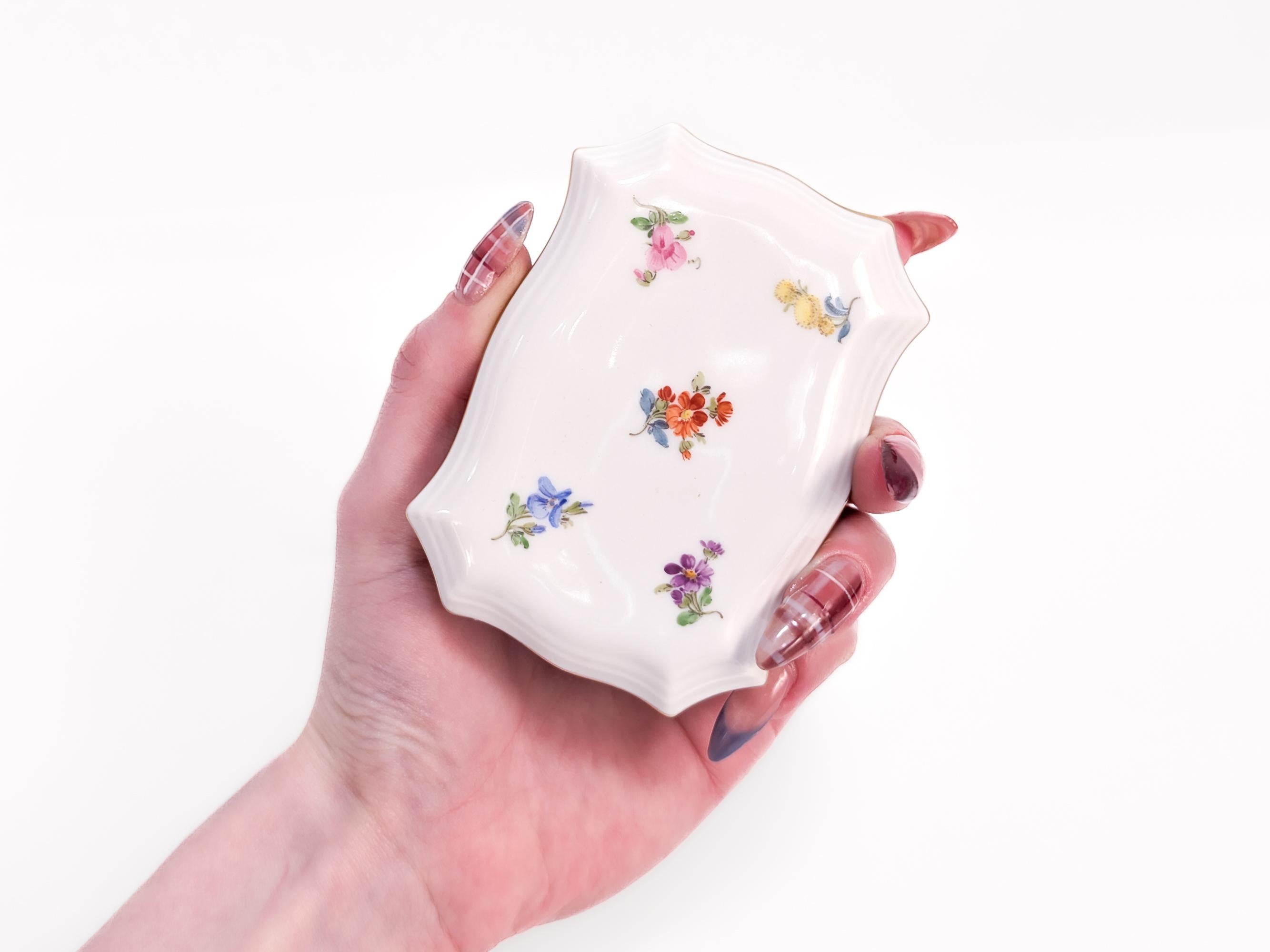 Una raffinata scatola di porcellana tedesca.

Di Meissen.

Decorato con spruzzi floreali Deutsche Blumen sia sul coperchio che sul corpo e con un bordo dorato. 

Completamente marcato alla base.

Un design di Meissen semplicemente