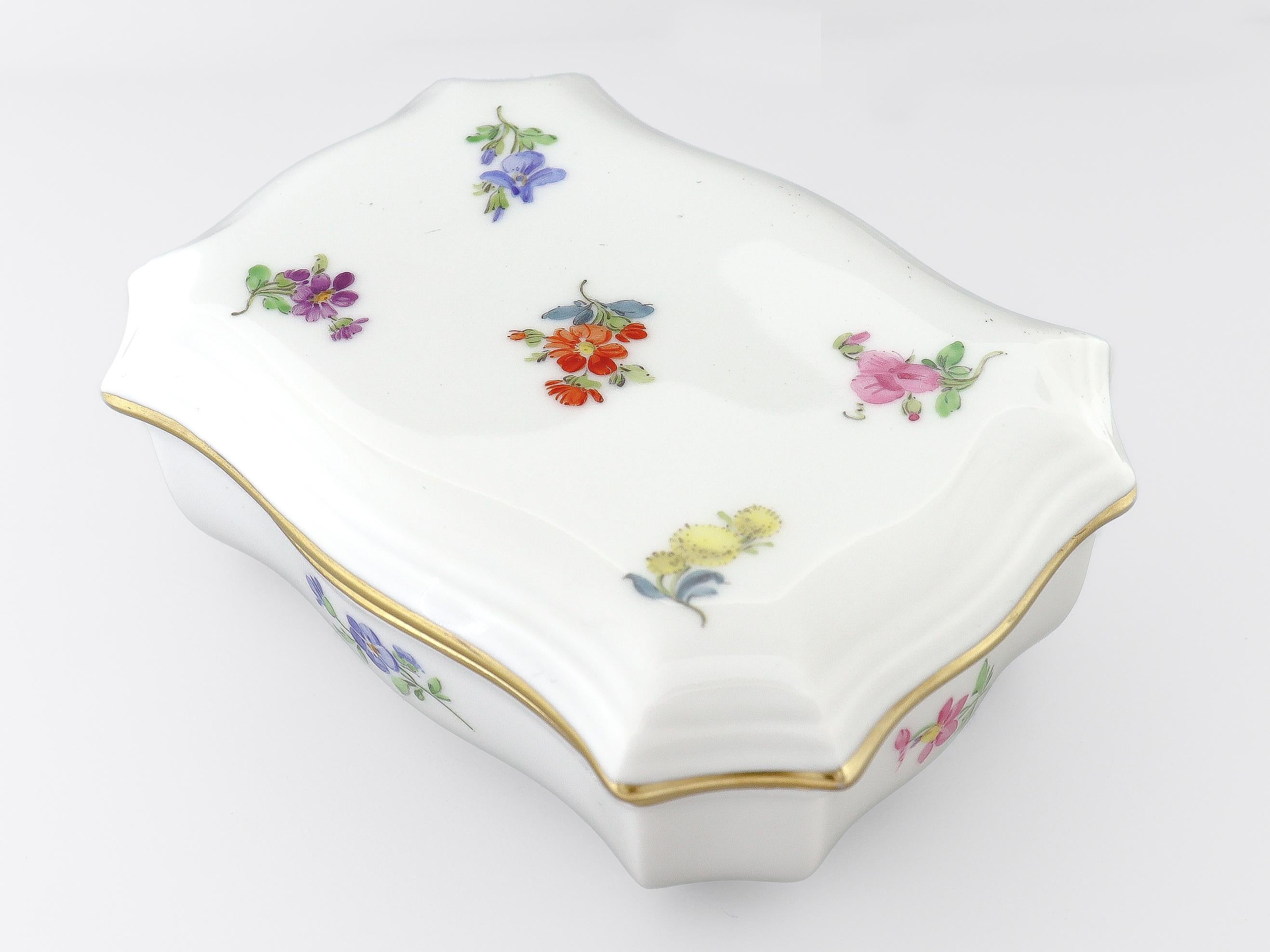 Scatola per comò rivestita in porcellana di Meissen d'epoca con decorazione Deutsche Blumen In condizioni buone in vendita a Philadelphia, PA