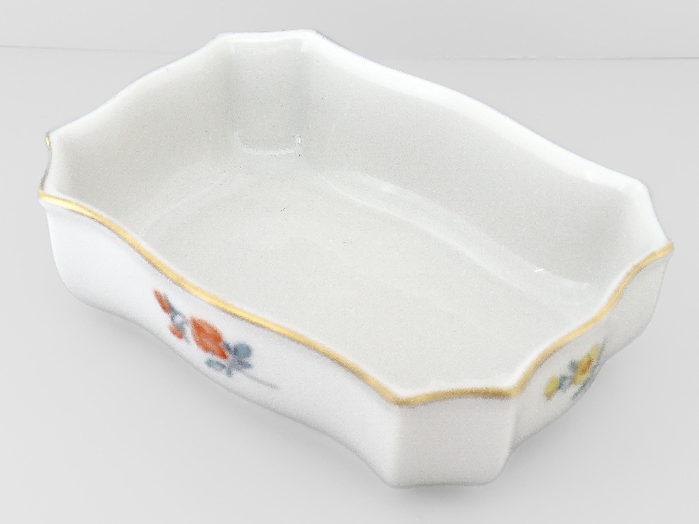 XX secolo Scatola per comò rivestita in porcellana di Meissen d'epoca con decorazione Deutsche Blumen in vendita