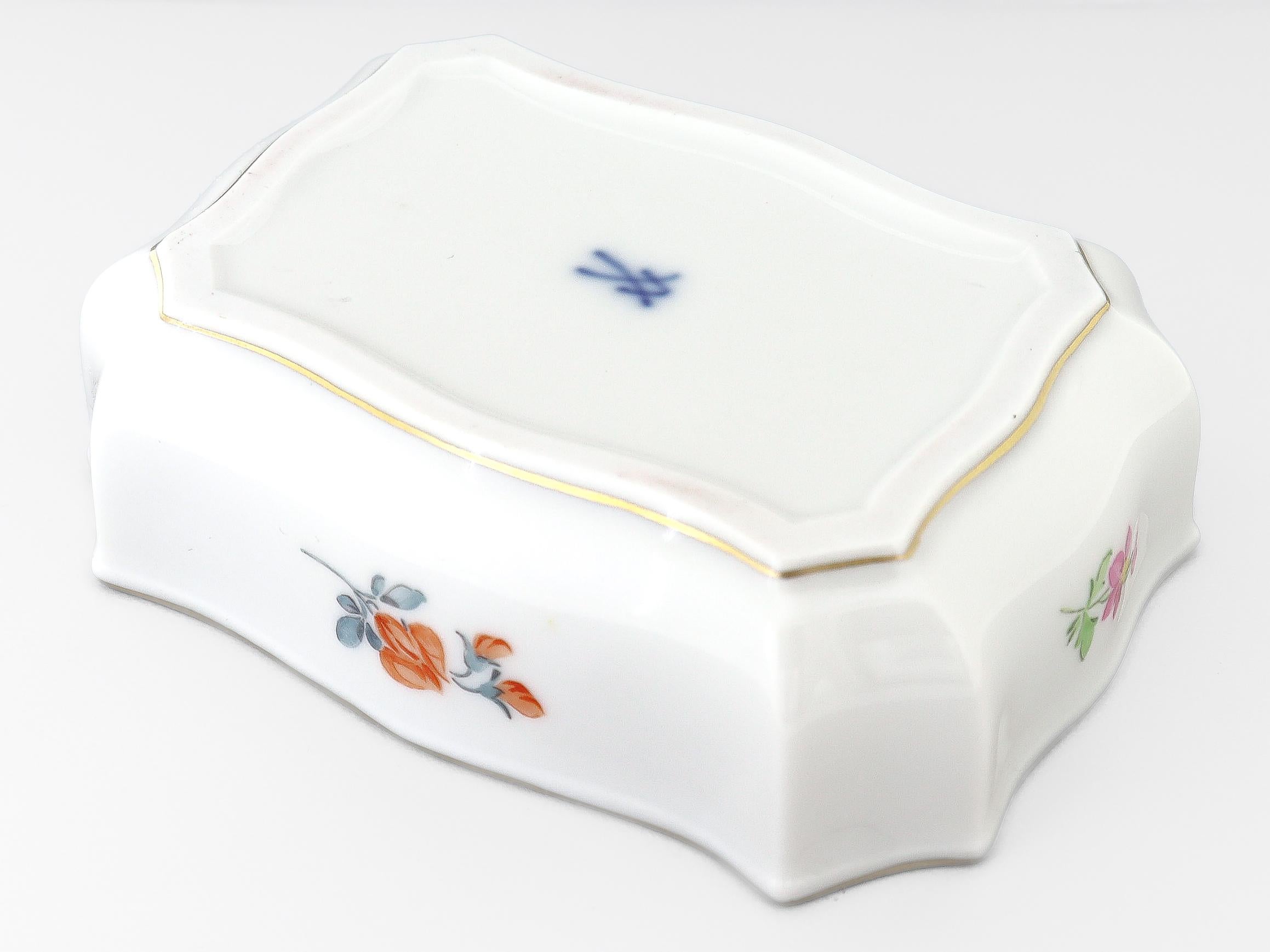 Porcellana Scatola per comò rivestita in porcellana di Meissen d'epoca con decorazione Deutsche Blumen in vendita