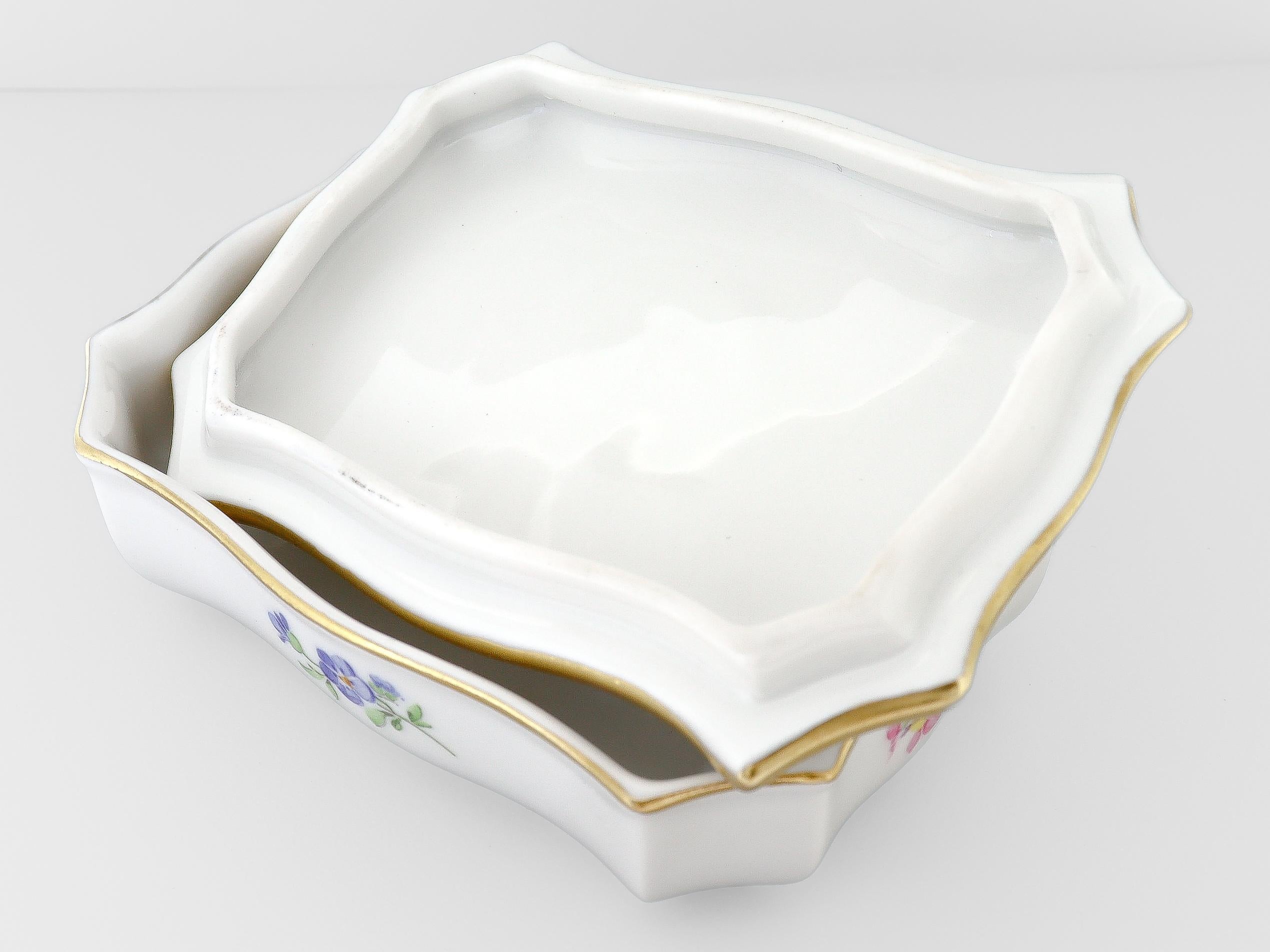 Scatola per comò rivestita in porcellana di Meissen d'epoca con decorazione Deutsche Blumen in vendita 1