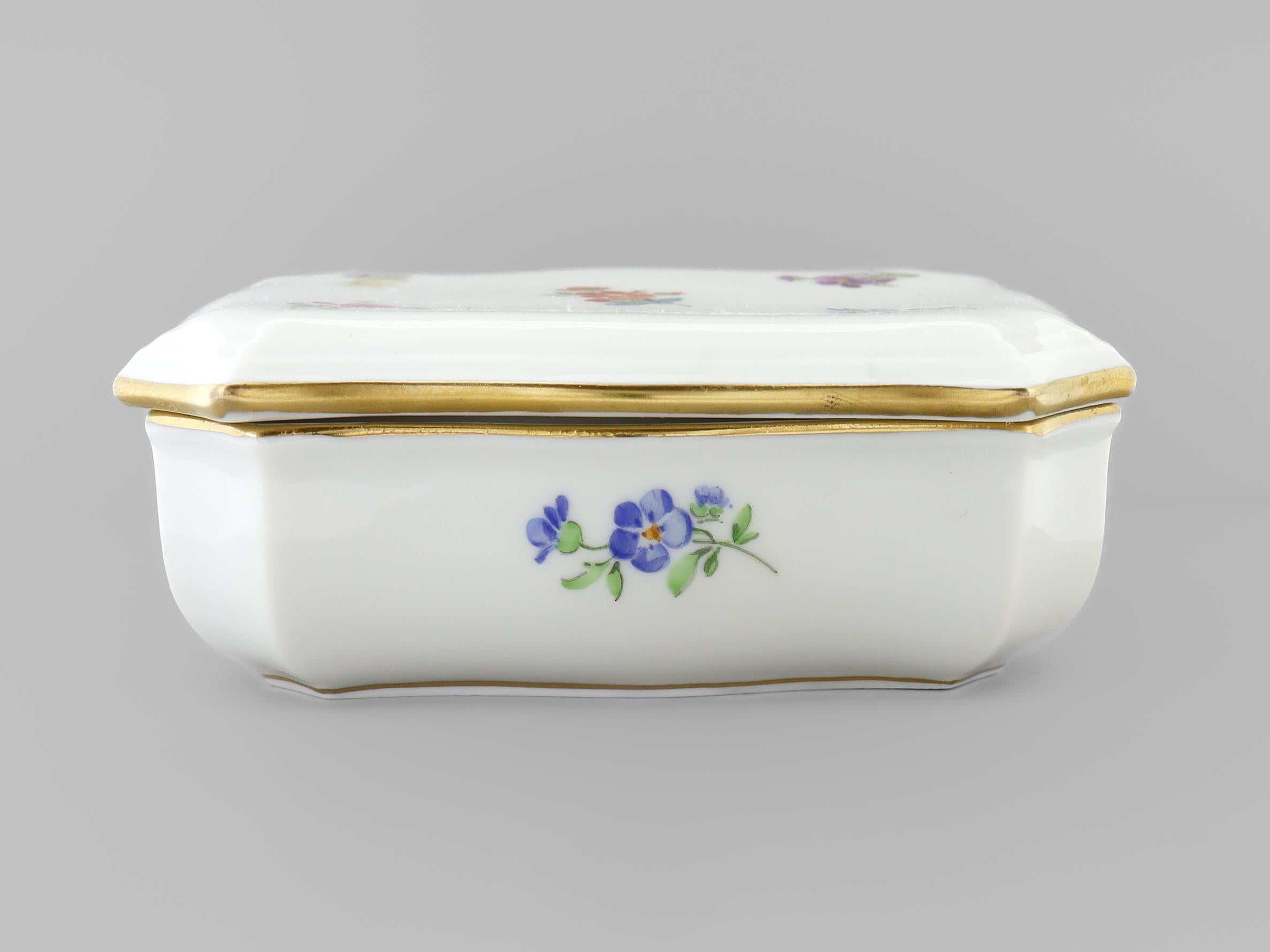Scatola per comò rivestita in porcellana di Meissen d'epoca con decorazione Deutsche Blumen in vendita 2