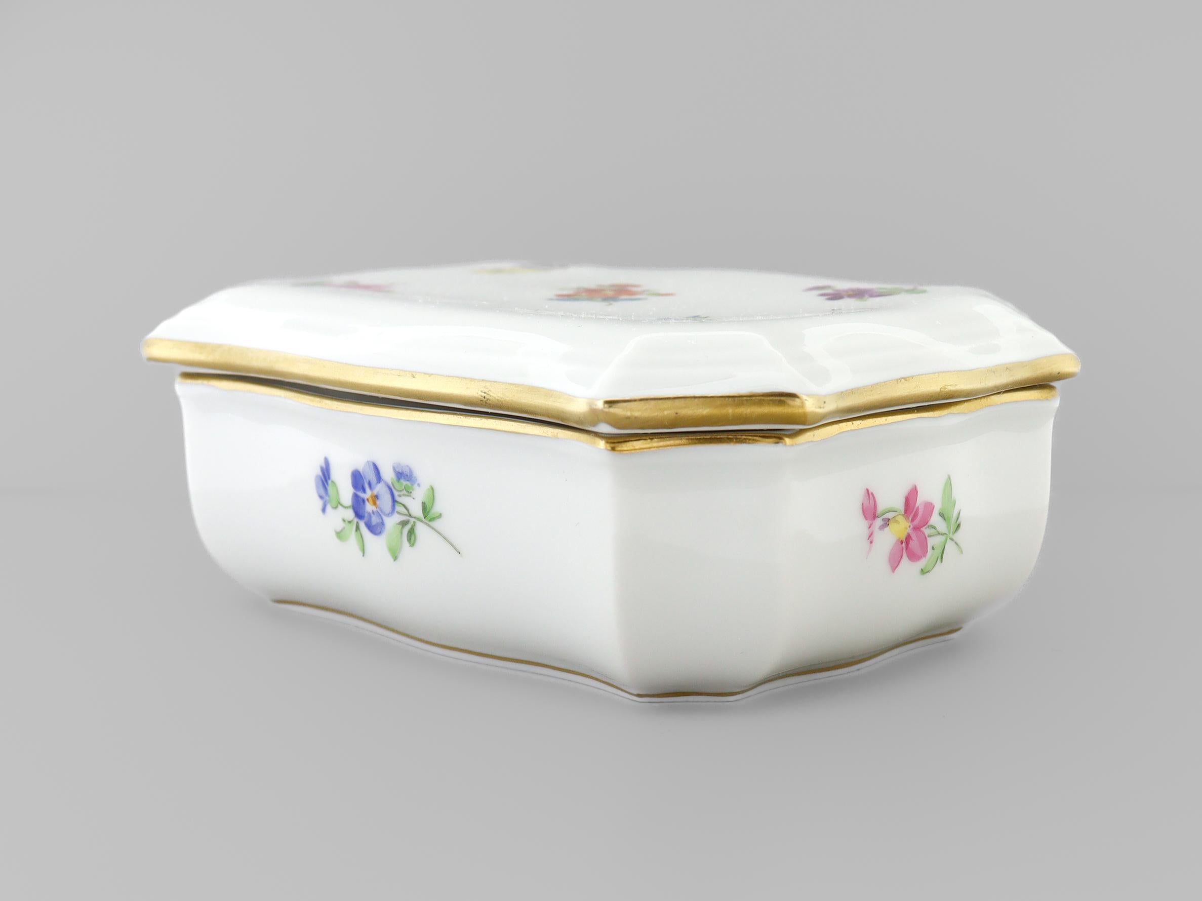Scatola per comò rivestita in porcellana di Meissen d'epoca con decorazione Deutsche Blumen in vendita 3