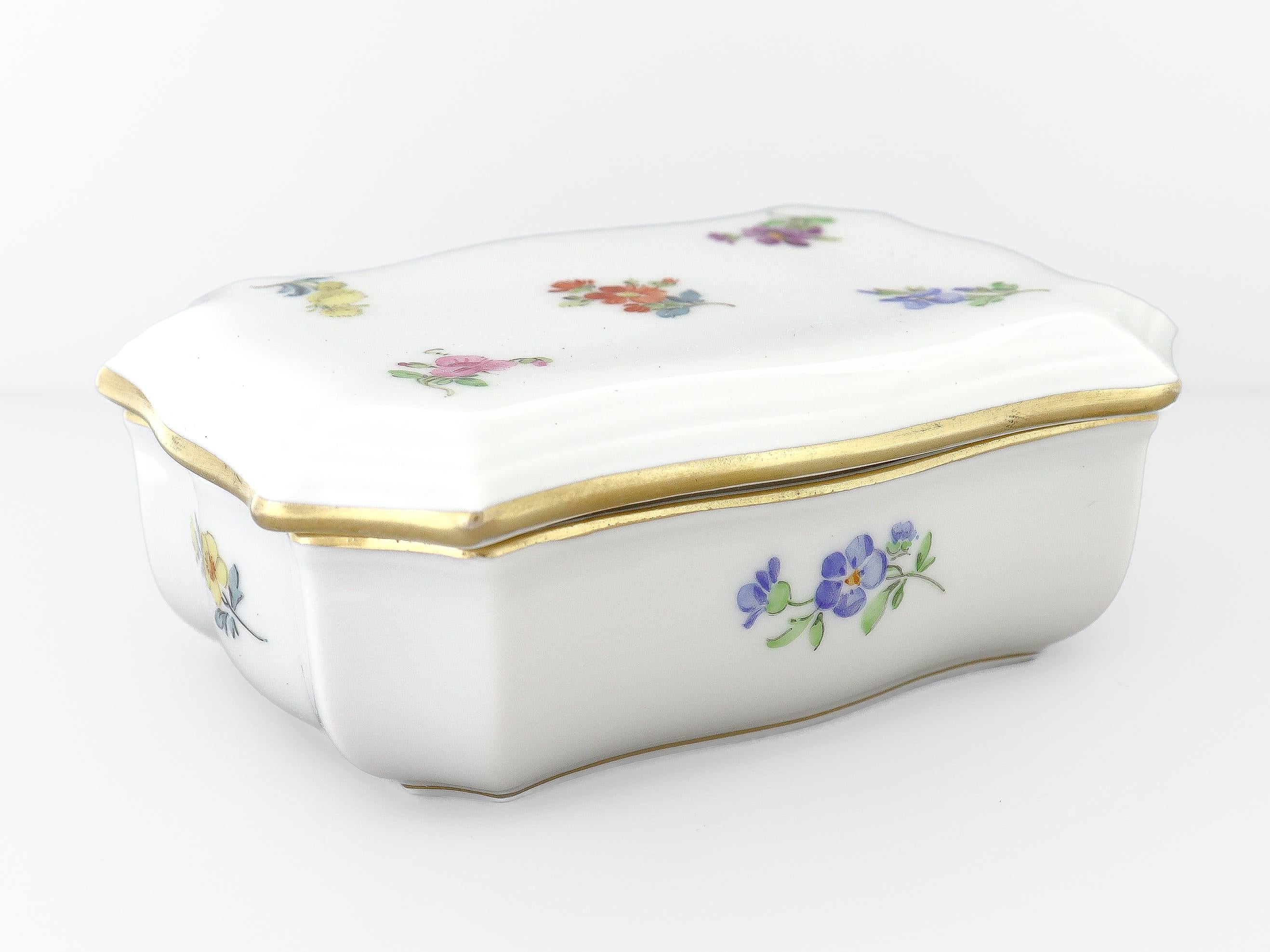 Scatola per comò rivestita in porcellana di Meissen d'epoca con decorazione Deutsche Blumen in vendita