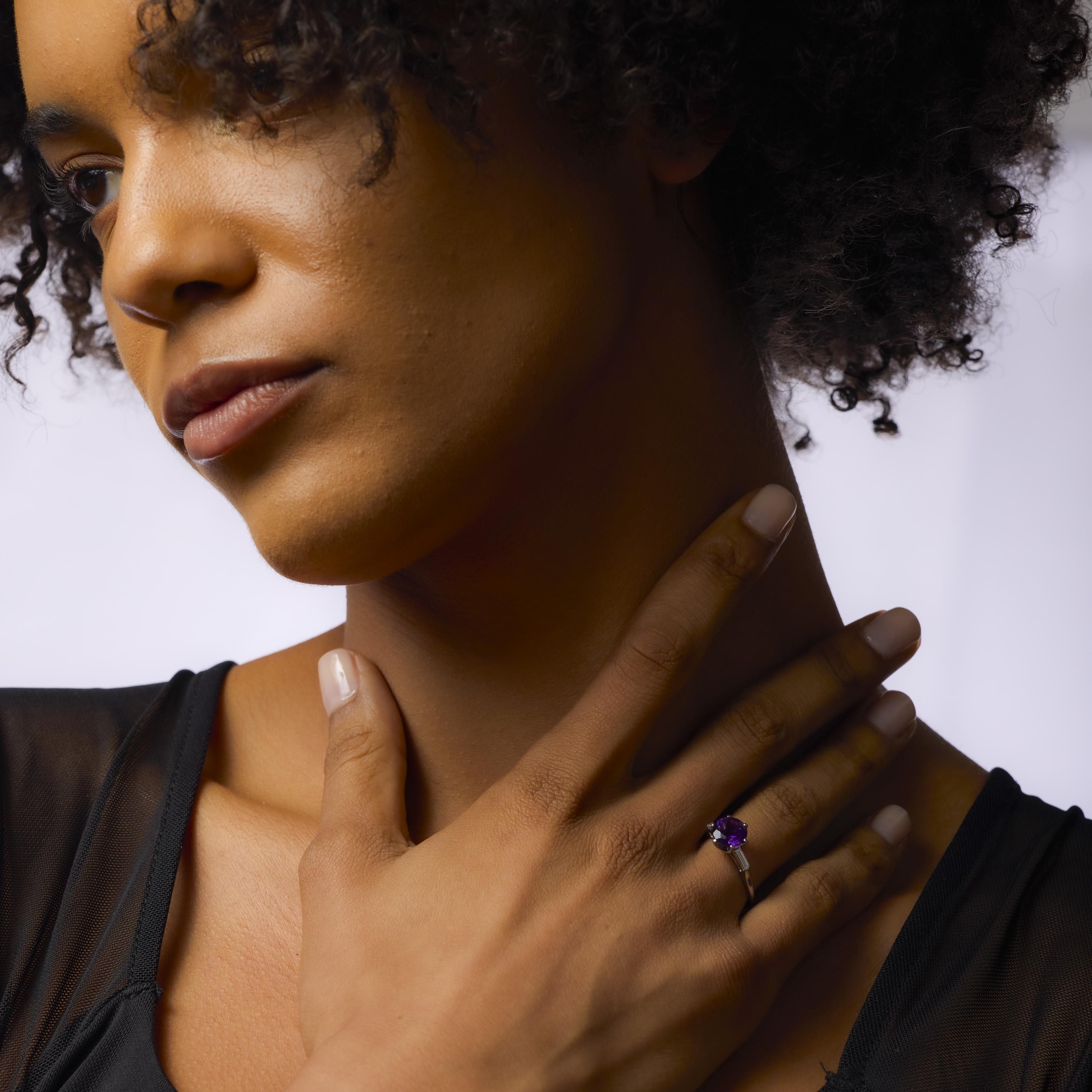 Dieser Vintage-Ring aus Platin von Mellerio zeigt einen lebhaften Amethysten, der von Baguette-Diamanten umrahmt wird und zeitlose französische Eleganz und raffinierte Handwerkskunst verkörpert.