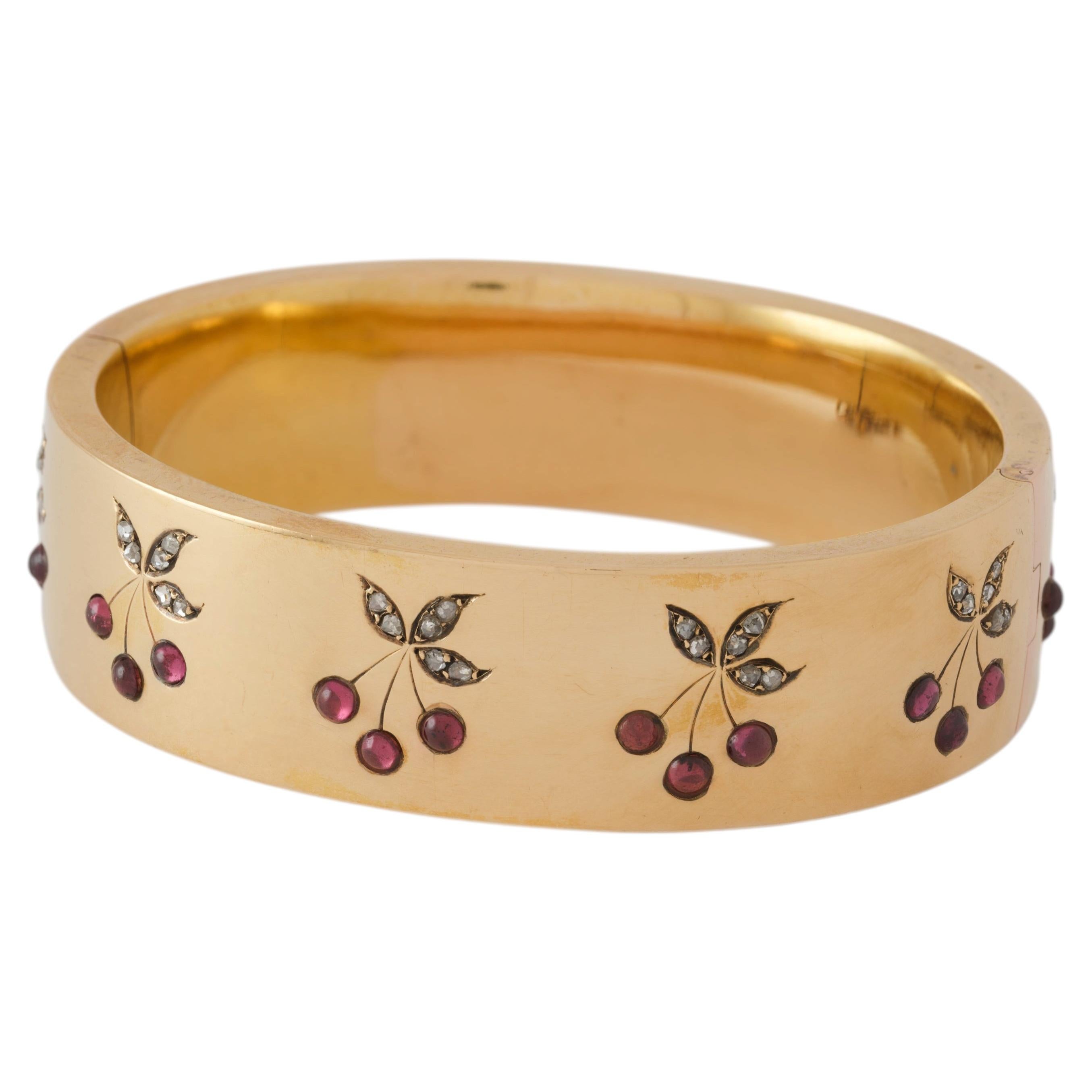 Brazalete vintage y poco común de Mellerio «Dits Meller», modelo «Cerises» de los primeros tiempos, en oro amarillo de 18 quilates en venta