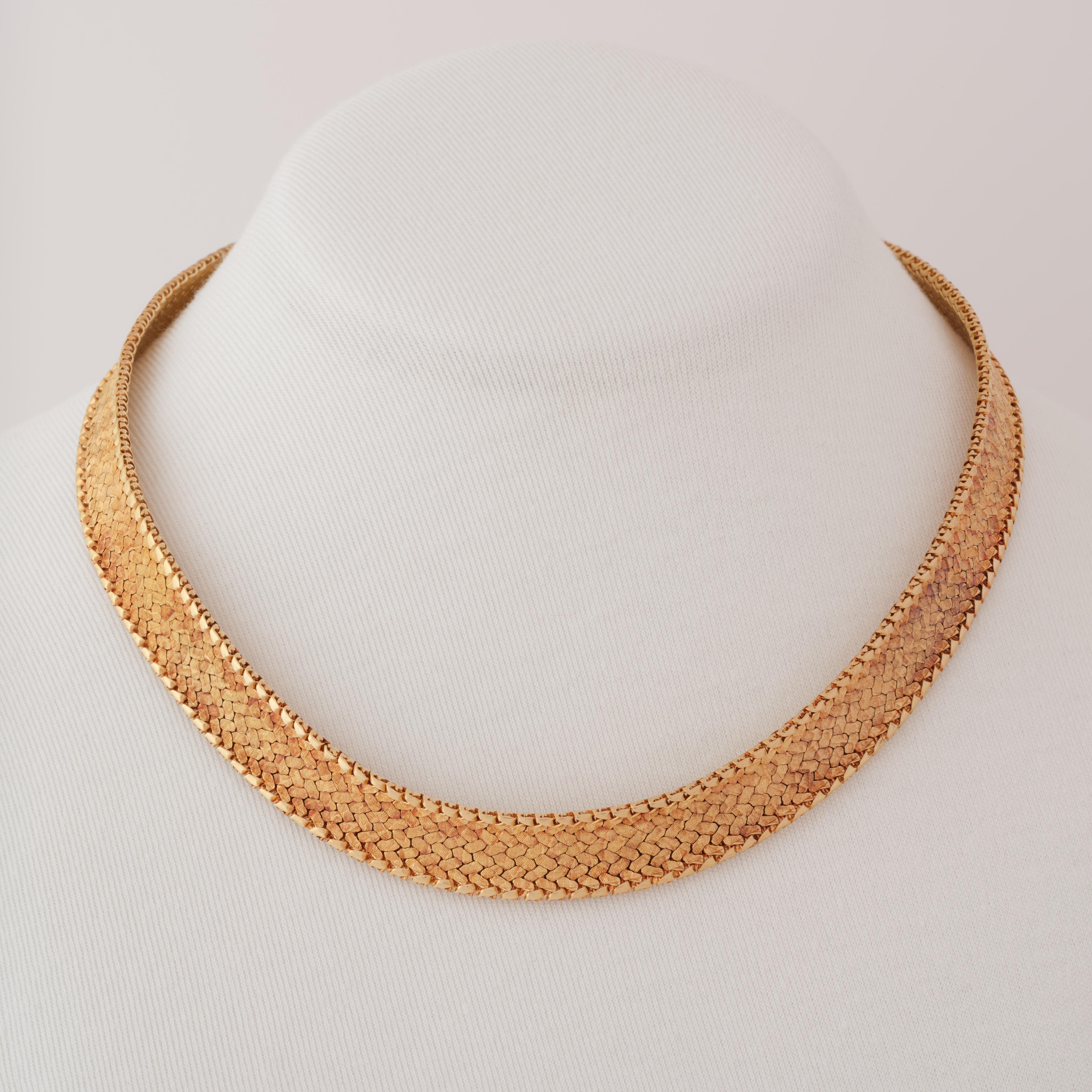 Vintage Mellerio Paris 18 Karat Yellow and Rose Collar

Magnifique collier tissé

Fabriqué en France 

