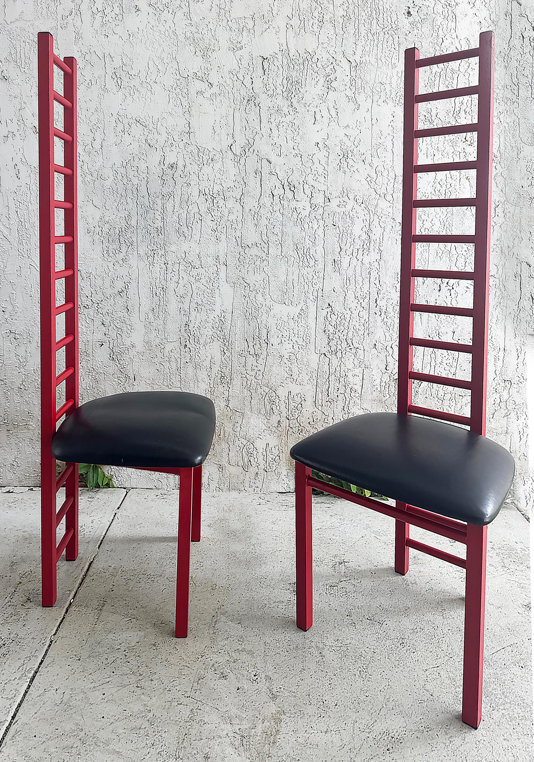 
Pareja de sillas altas con respaldo de escalera estilo Cassini Memphis Milano Vintage 

Se ofrece a la venta un par de sillas vintage con respaldo de escalera de estilo Cassini; de carácter Memphis Milano.  Hechas de metal, las sillas han sido