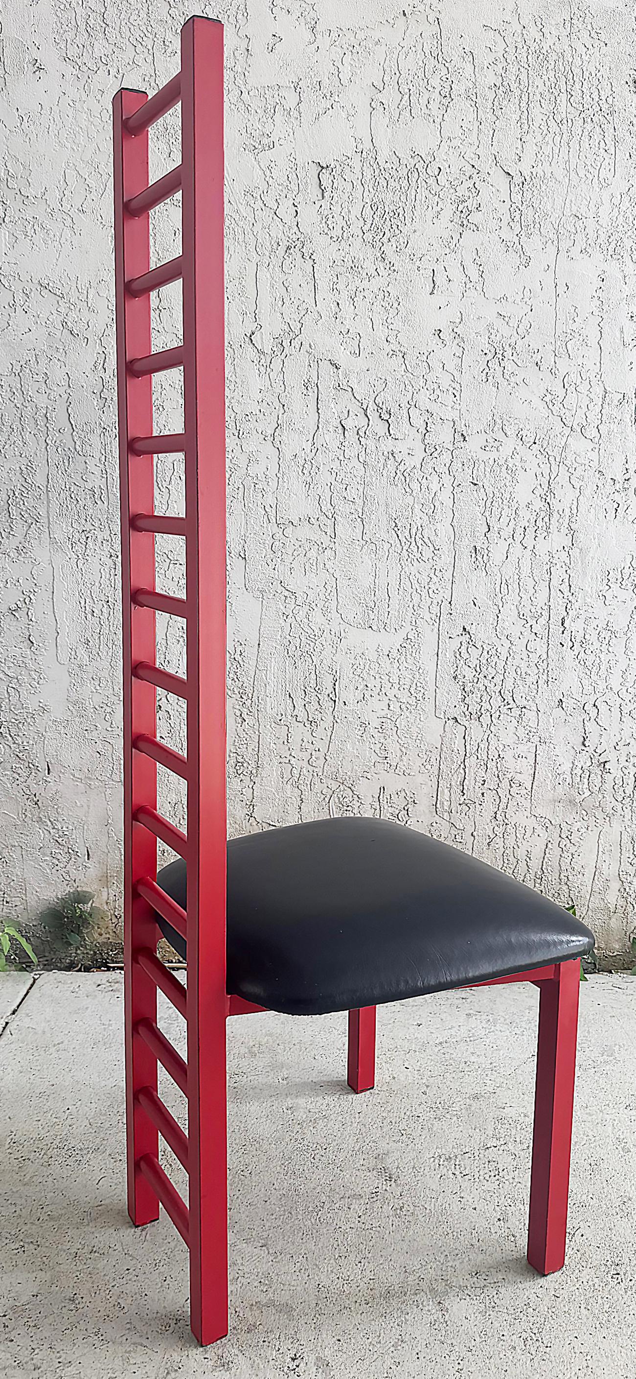 Pareja de sillas altas con respaldo de escalera estilo Cassini Memphis Milano Vintage Pintado en venta