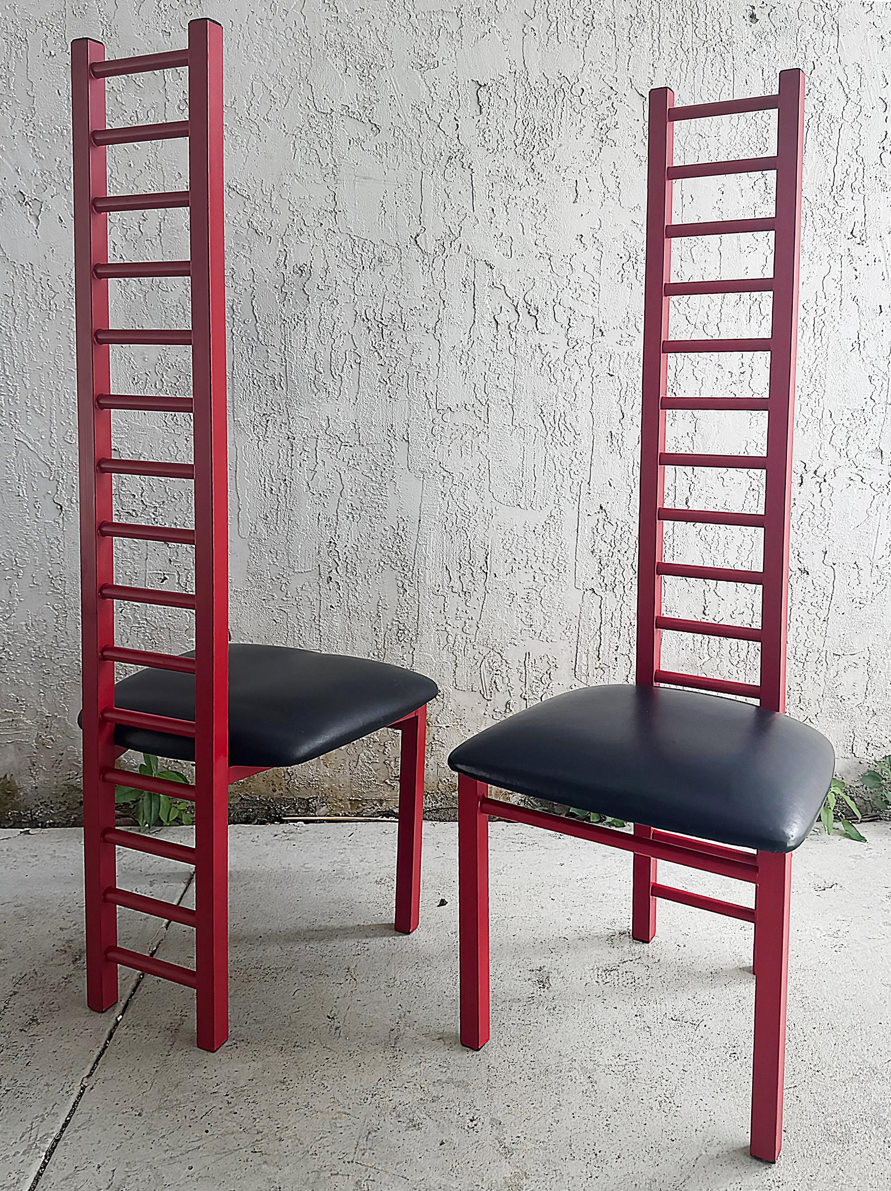 Pareja de sillas altas con respaldo de escalera estilo Cassini Memphis Milano Vintage siglo XX en venta