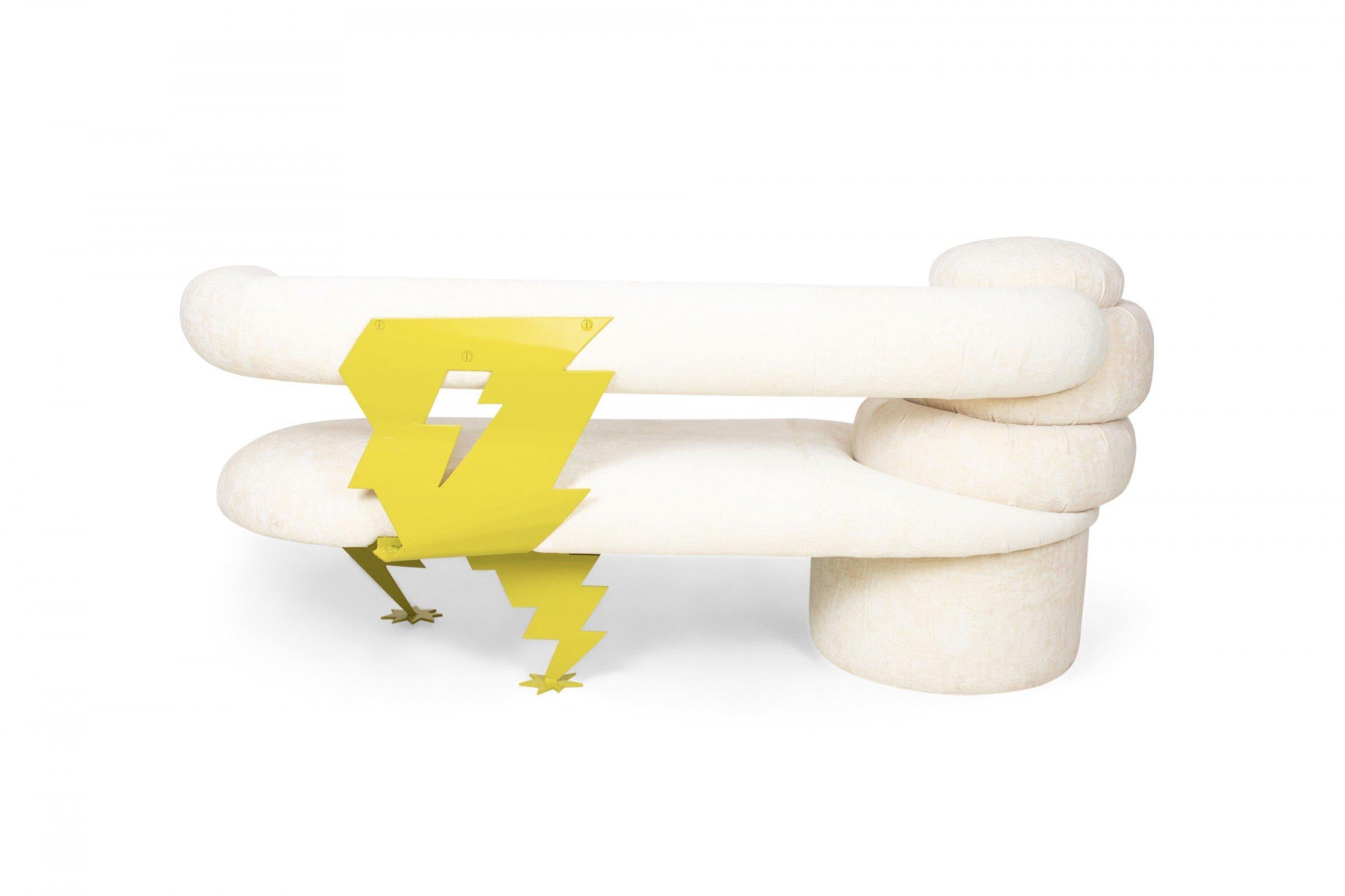 Vintage Memphis-Style Beige Samt gepolstert Cloud und Lightning Bank / Sofa (20. Jahrhundert) im Angebot