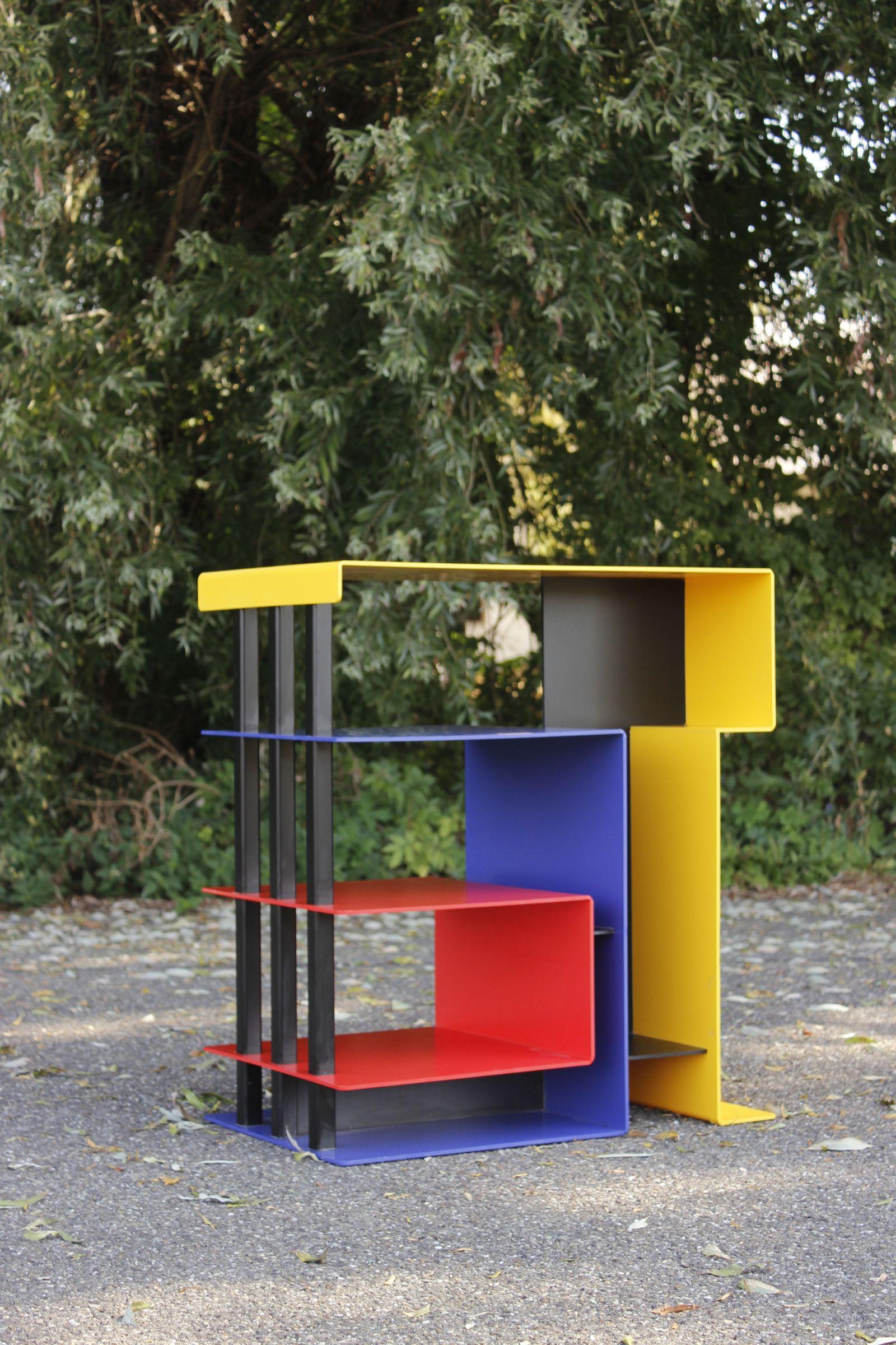 Superbo espositore in stile Memphis in plastica ABS, con colori che ricordano le creazioni di Gerrit Rietveld, in ottime condizioni.