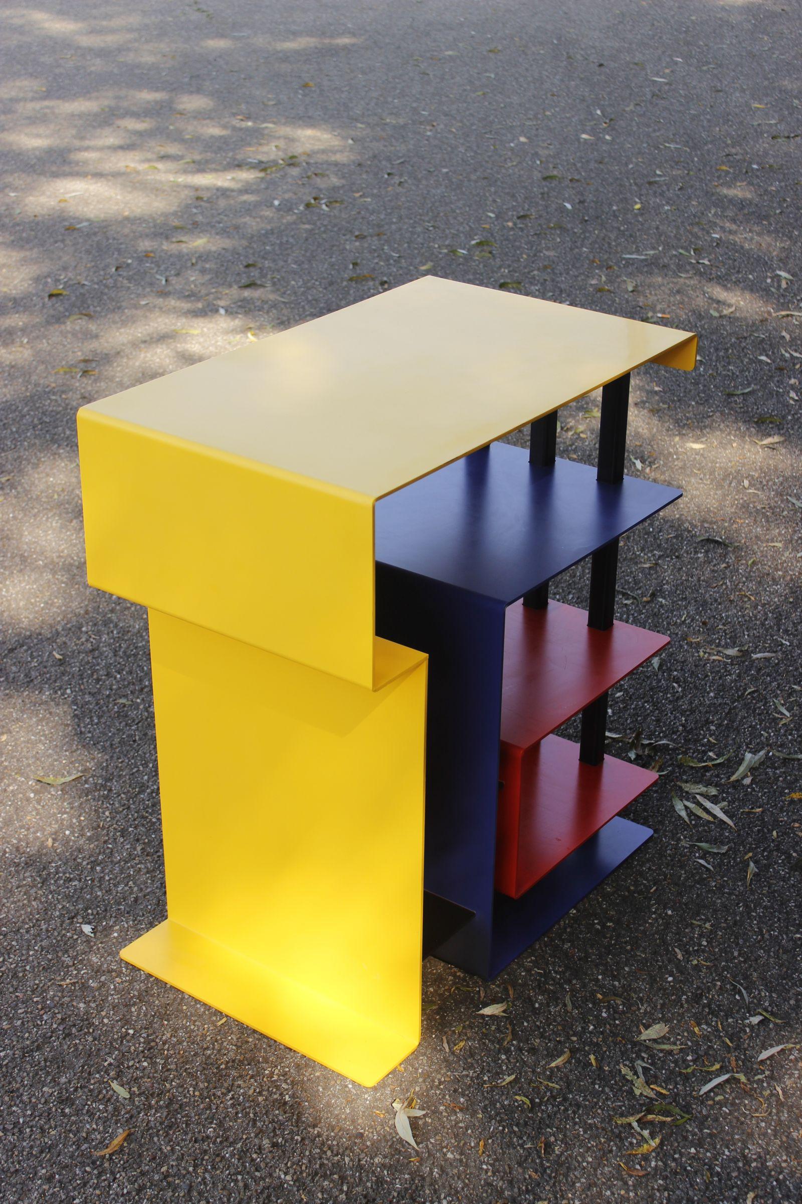 Fine XX secolo Scaffale da terra in plastica in stile Memphis vintage, anni '80 in vendita