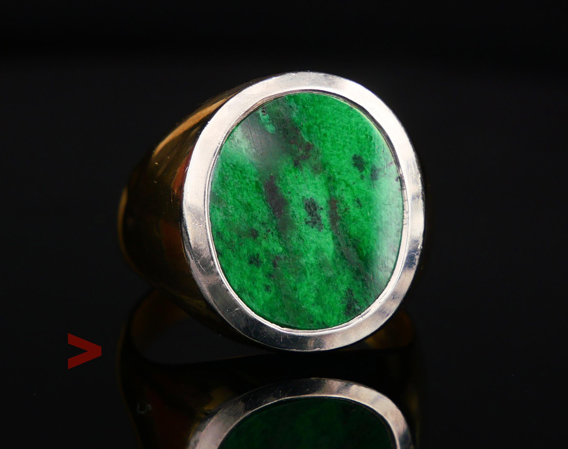 ϟignet Ring - geschmückt mit poliertem, natürlichem, hochwertigem Jadestein mit glatter, auf Hochglanz polierter Oberfläche 15 mm x 13mm x 2,7mm tief / ca 11 ct

Europäisch, ca. 1960er -1970er Jahre . Band gestempelt mit Herstellerlogo 750, Metall