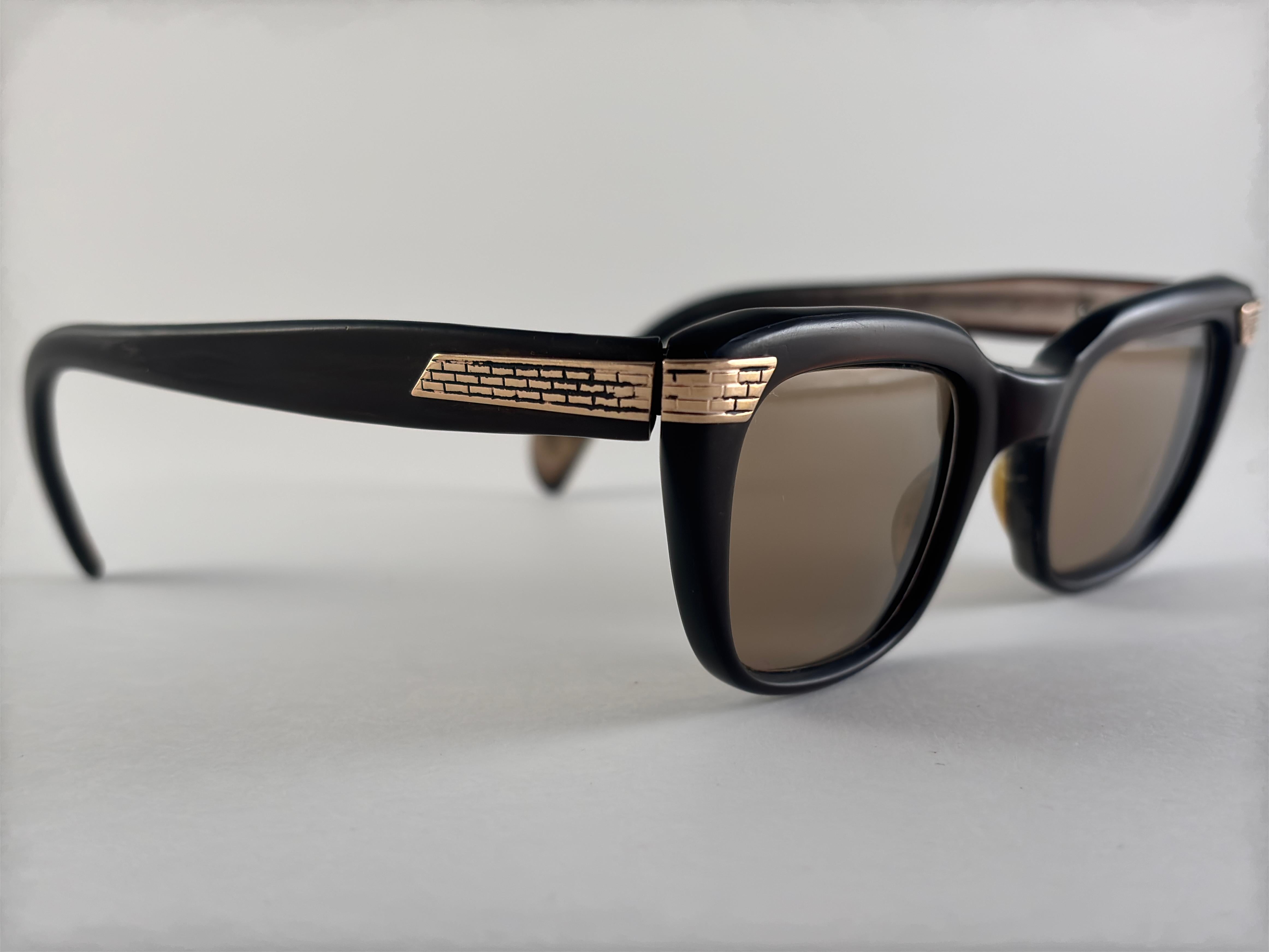 Vintage Borgoña Oscuro Con Detalles Dorados  Montura Que Sujeta Un Par De Lentes Marrones Medianas Sin Manchas.  

Fabricado en Alemania en los años 60.

Este artículo tiene signos visibles de desgaste en la montura y decoloración en la punta de las