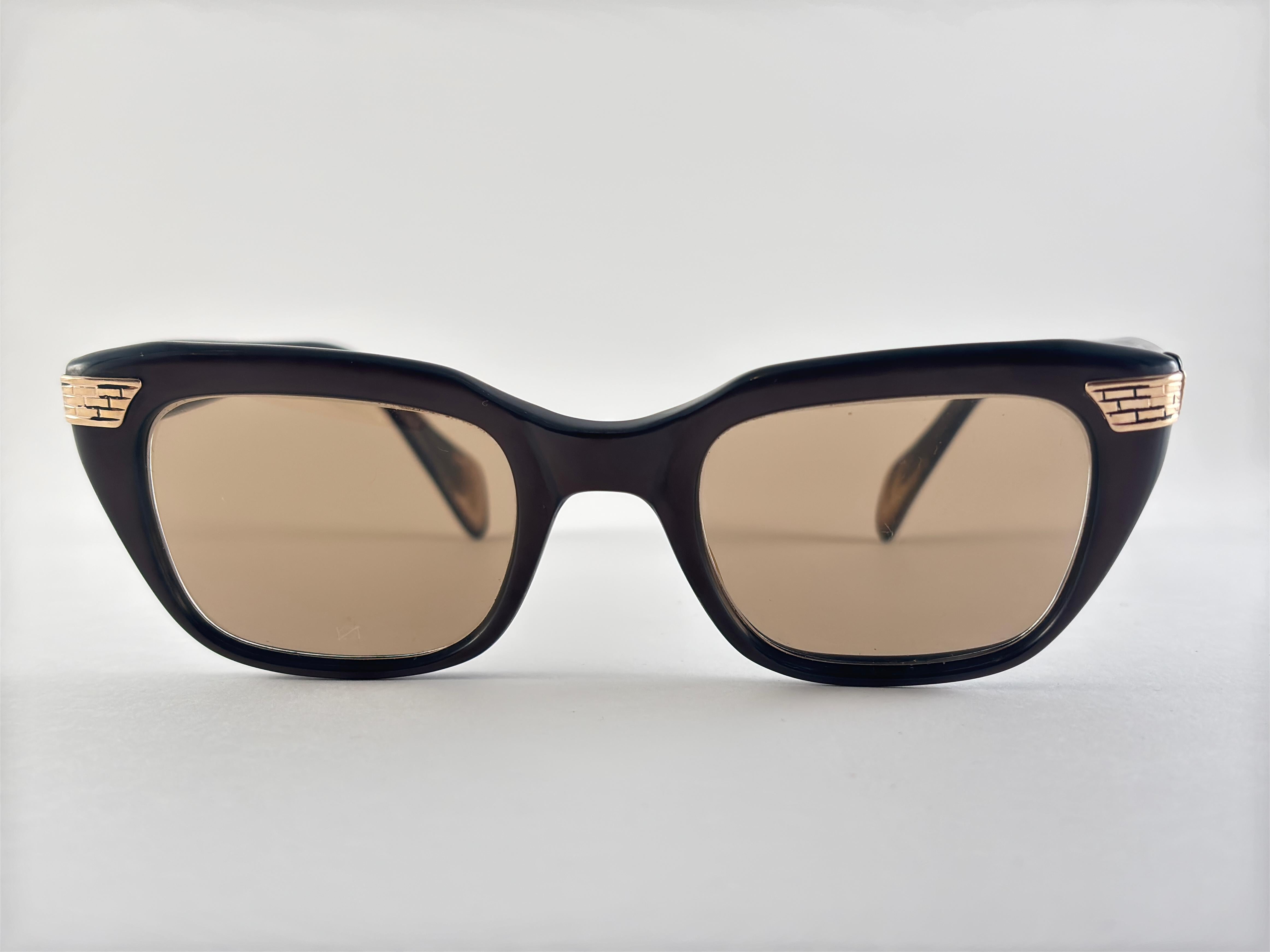 Gafas de sol vintage Menrad Midcentury Borgoña oscuro años 60 en venta 4