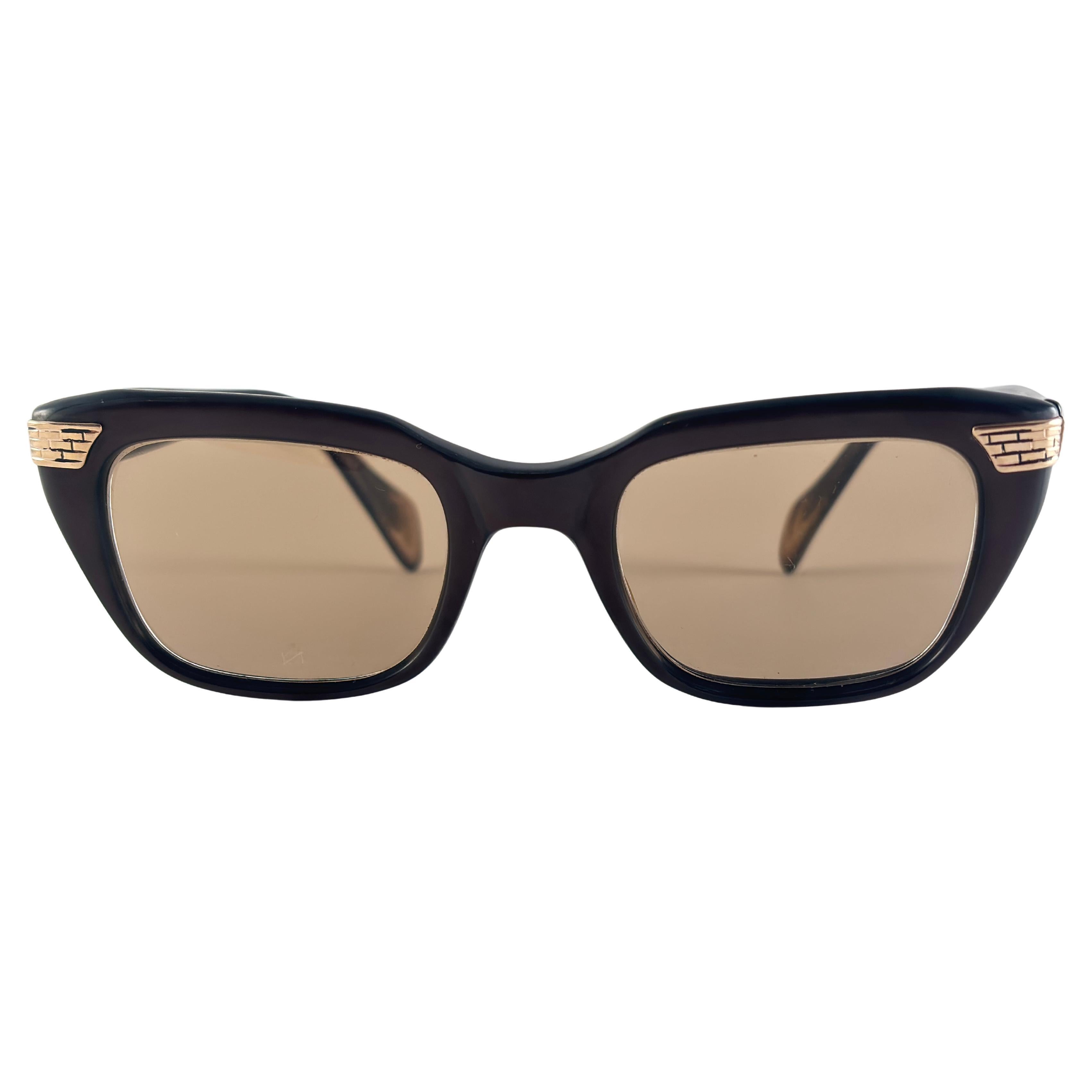 Gafas de sol vintage Menrad Midcentury Borgoña oscuro años 60 en venta