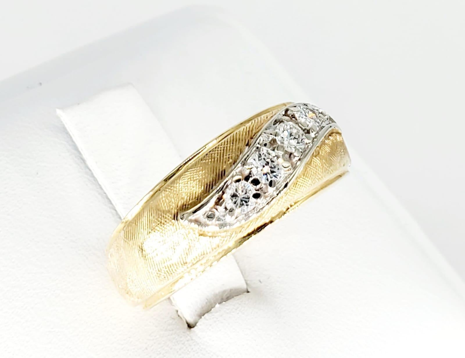 Bague de mariage vintage pour homme avec diamant 0,60 carat et motif tissé. La bague comporte quatre diamants au centre, avec un design pivotant en or blanc qui met les diamants en valeur. L'anneau est en or 14k et pèse 5,3 grammes. La taille est de