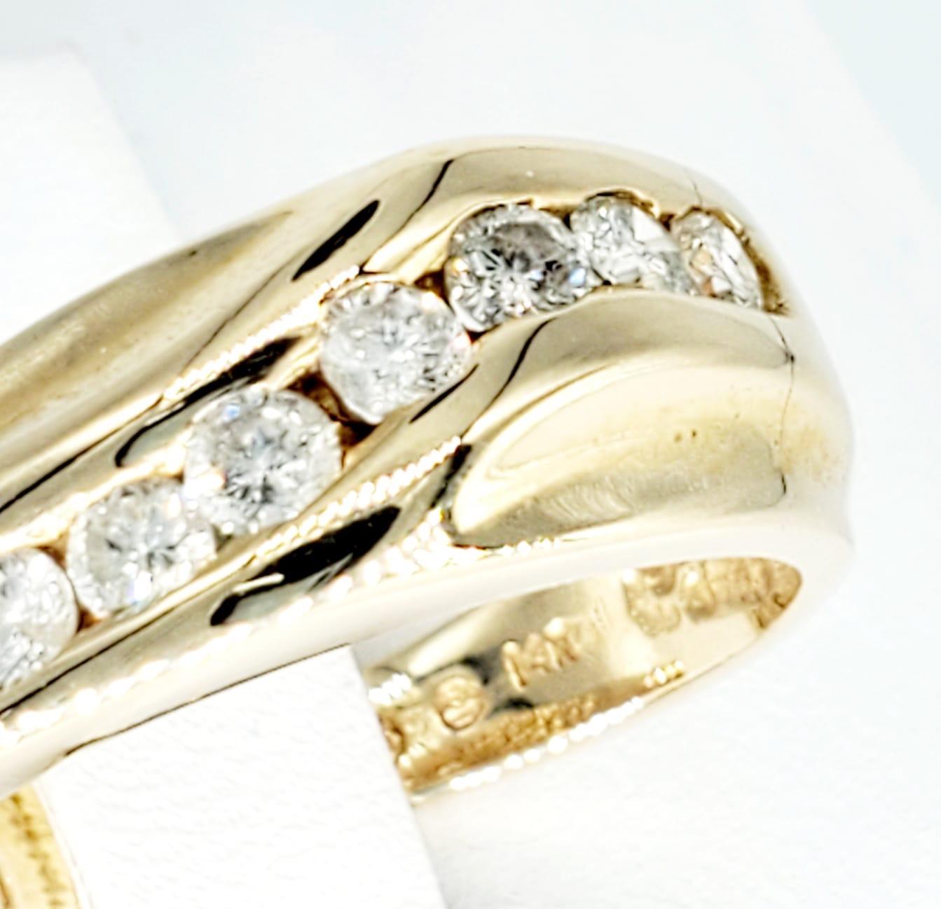 Bracelet de mariage vintage en or 14k de 1,02 carat de diamants pour hommes. La bague comporte 7 diamants d'une valeur totale d'environ 1,02 carat et de pureté SI. La bague est une taille 7 et pèse 5,2 grammes d'or 14k.
