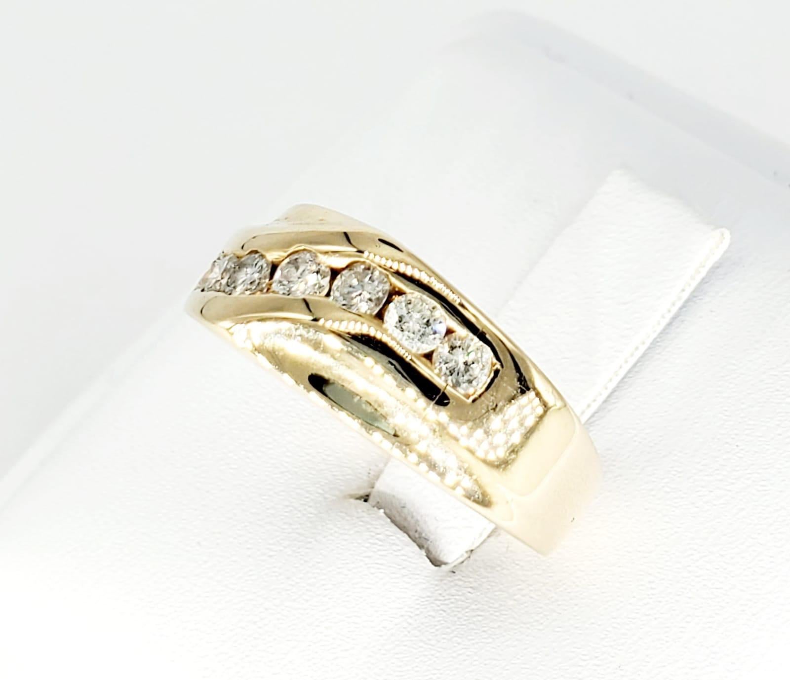 Taille ronde Jonc de mariage vintage en or 14 carats pour homme avec 1,02 carat de diamants en vente
