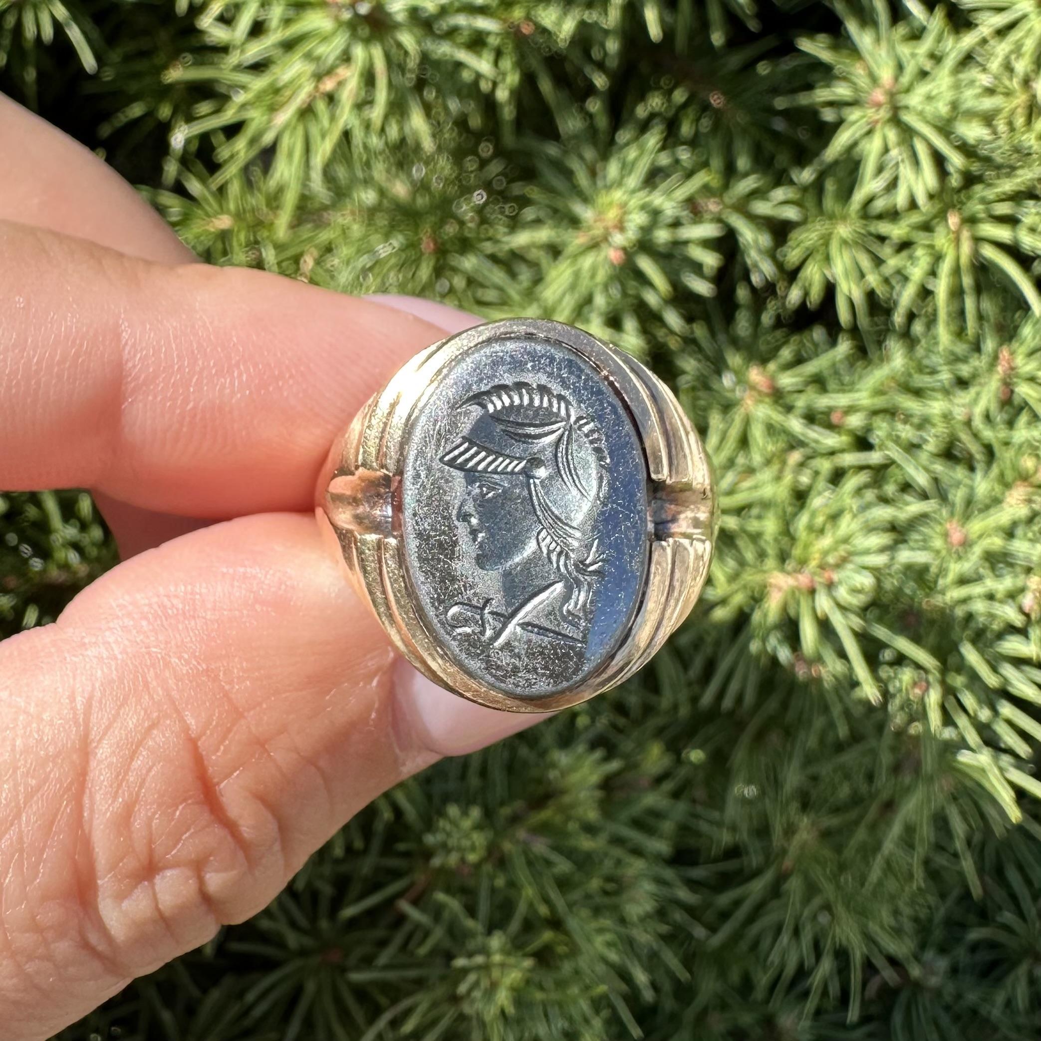 Anello vintage da uomo in oro giallo 10k con intaglio Trojan e scanalatura in ematite in vendita 5