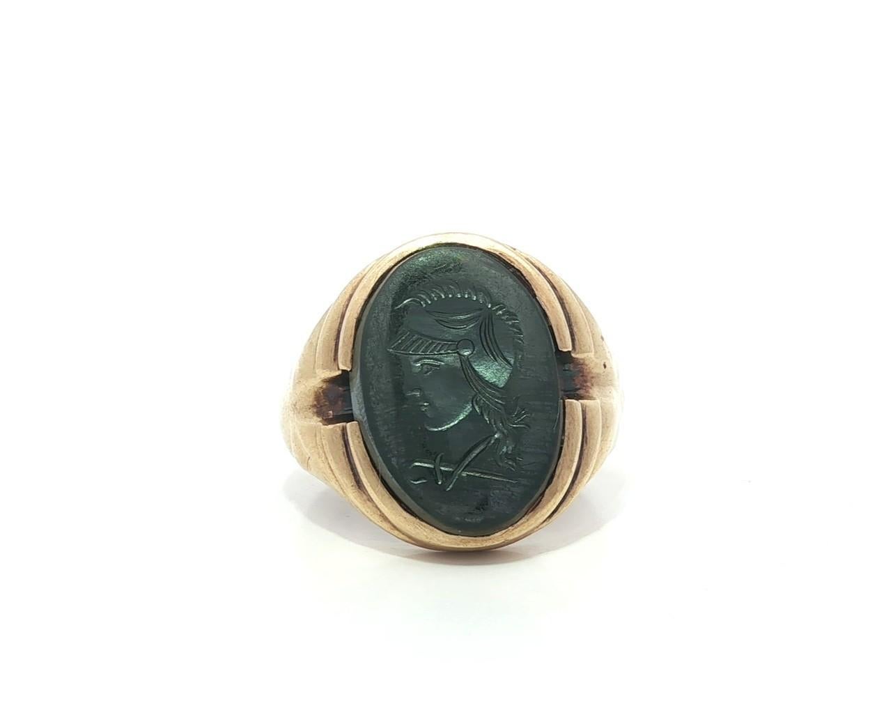 Anello vintage da uomo in oro giallo 10k con intaglio Trojan e scanalatura in ematite in vendita 6