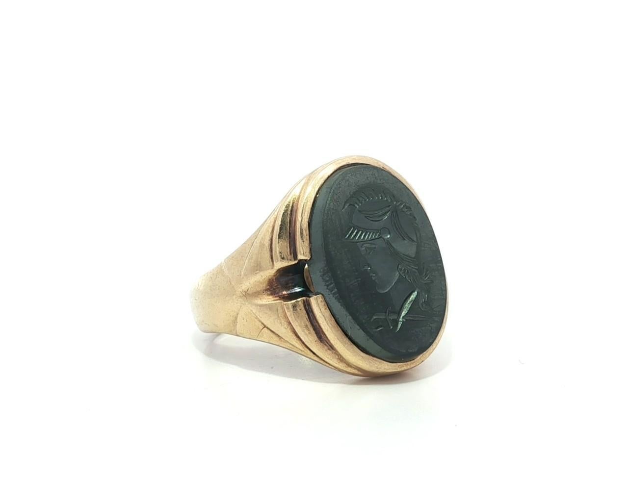 Anello vintage da uomo in oro giallo 10k con intaglio Trojan e scanalatura in ematite in vendita 7