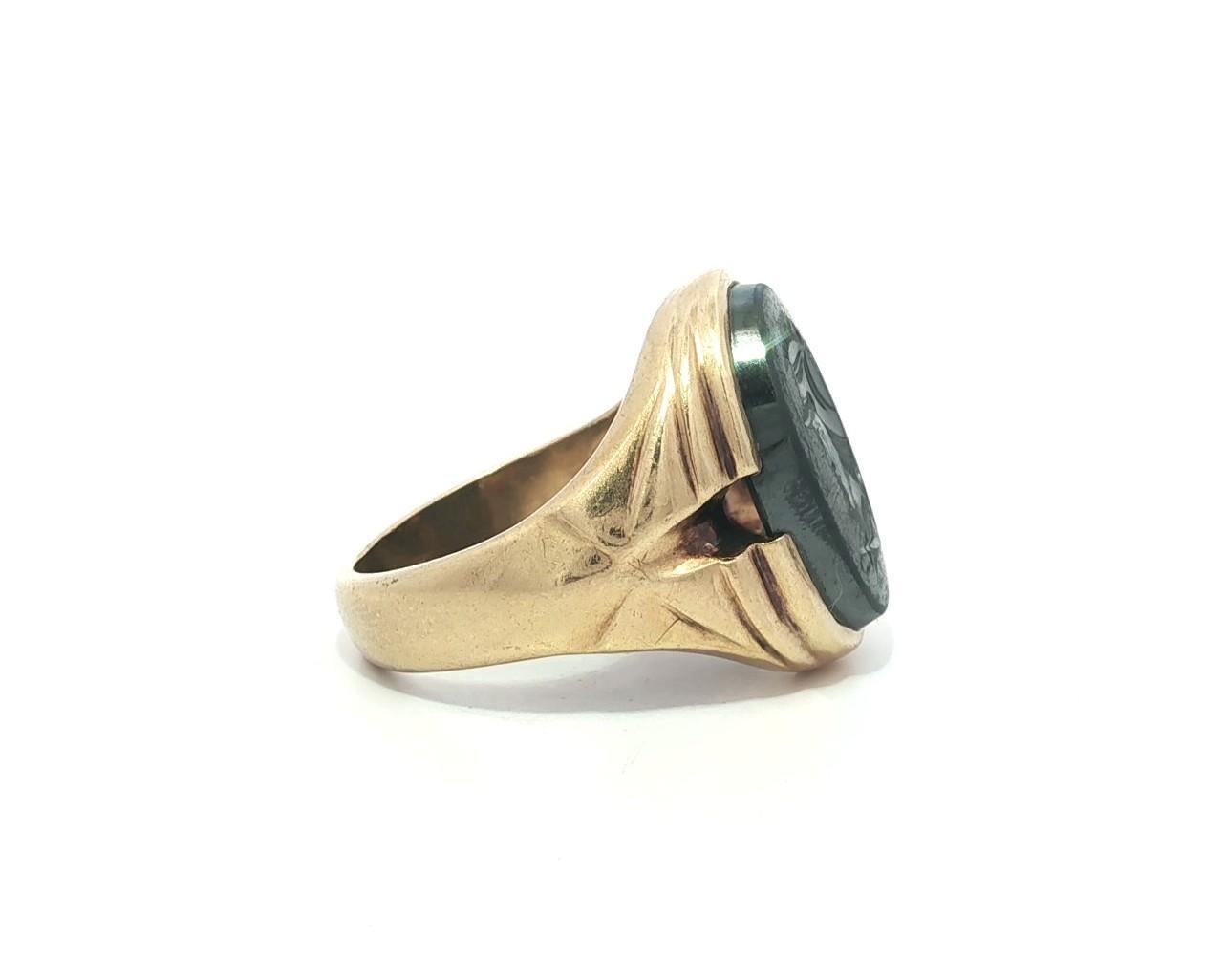 Anello vintage da uomo in oro giallo 10k con intaglio Trojan e scanalatura in ematite in vendita 8