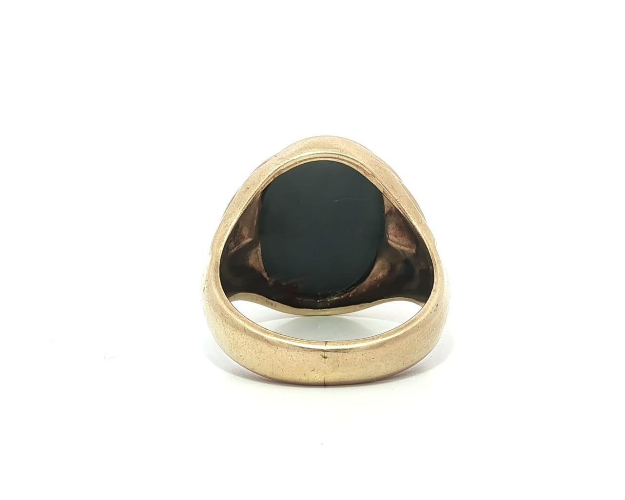 Cabochon Anello vintage da uomo in oro giallo 10k con intaglio Trojan e scanalatura in ematite in vendita