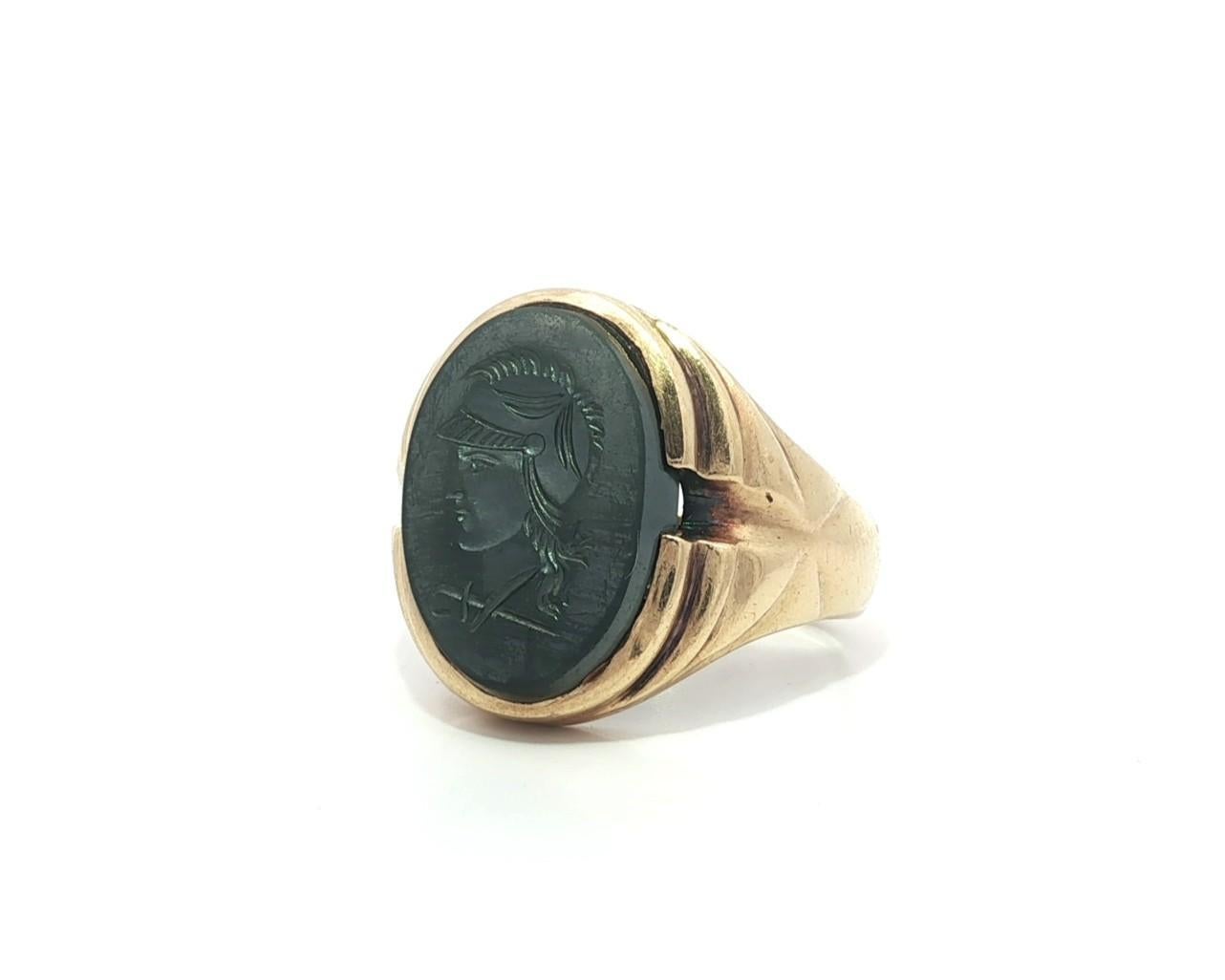 Anello vintage da uomo in oro giallo 10k con intaglio Trojan e scanalatura in ematite In condizioni buone in vendita a Montclair, NJ