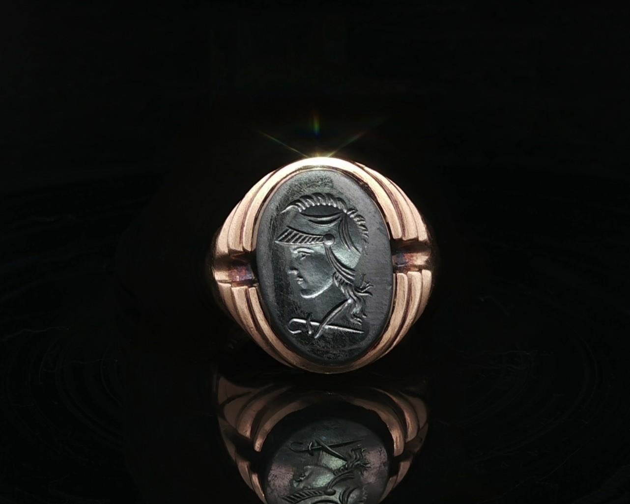 Uomo Anello vintage da uomo in oro giallo 10k con intaglio Trojan e scanalatura in ematite in vendita