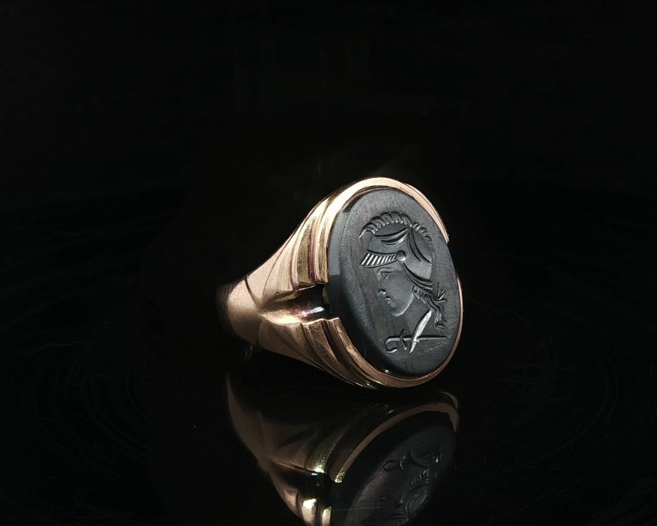Anello vintage da uomo in oro giallo 10k con intaglio Trojan e scanalatura in ematite in vendita 1