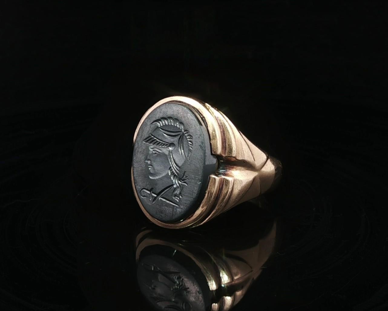 Anello vintage da uomo in oro giallo 10k con intaglio Trojan e scanalatura in ematite in vendita 2