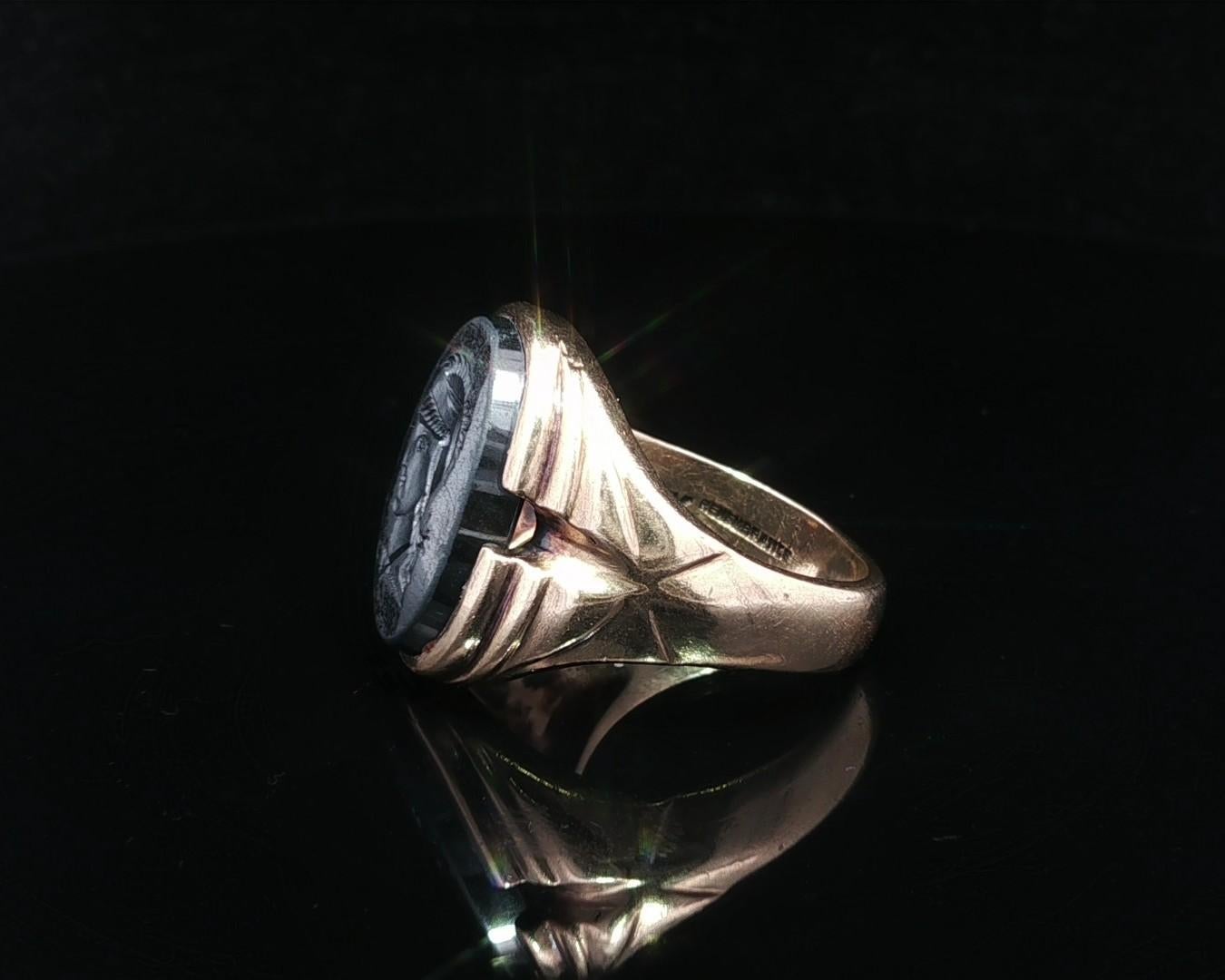 Anello vintage da uomo in oro giallo 10k con intaglio Trojan e scanalatura in ematite in vendita 3