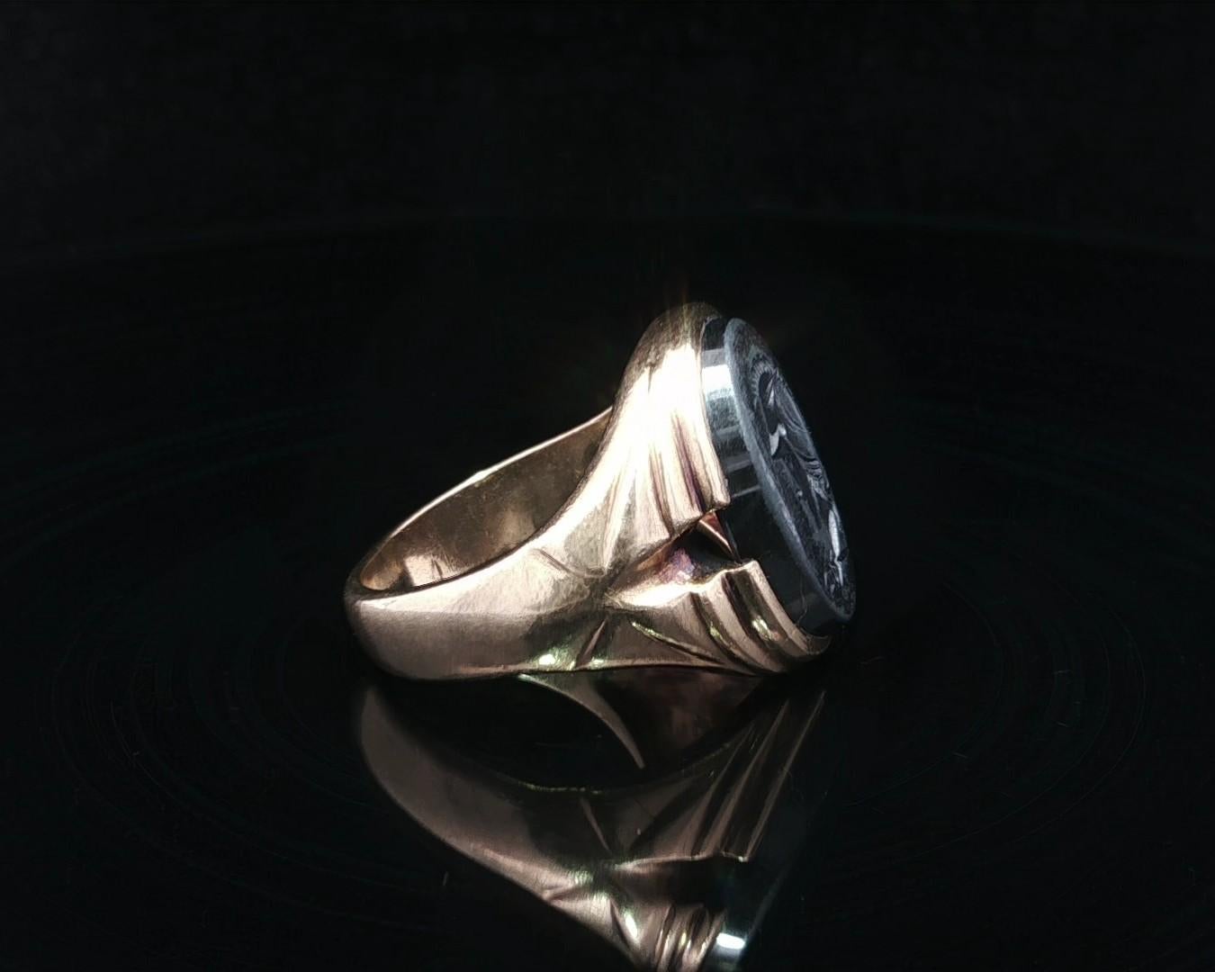 Anello vintage da uomo in oro giallo 10k con intaglio Trojan e scanalatura in ematite in vendita 4