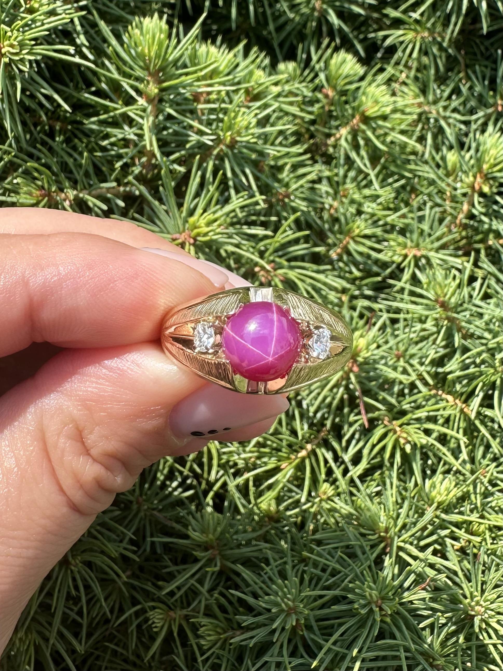 Vintage Bague pour homme en or 14k Linde Star Ruby & Diamond Bark Textured Ring en vente 3