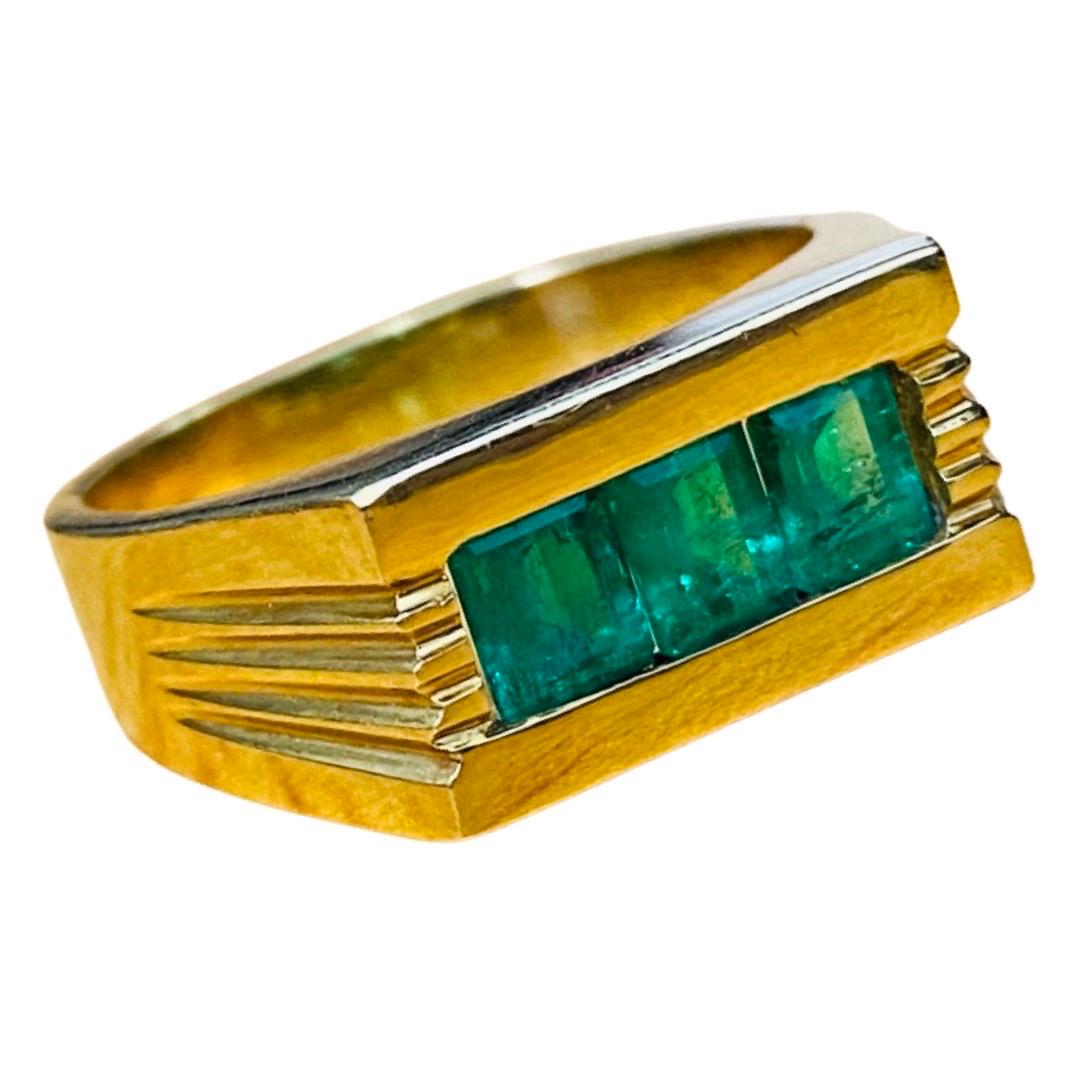 Emerald Cut Vintage Men’s 1.50 Carat Colombian Emeralds Ring 18k Gold For Sale