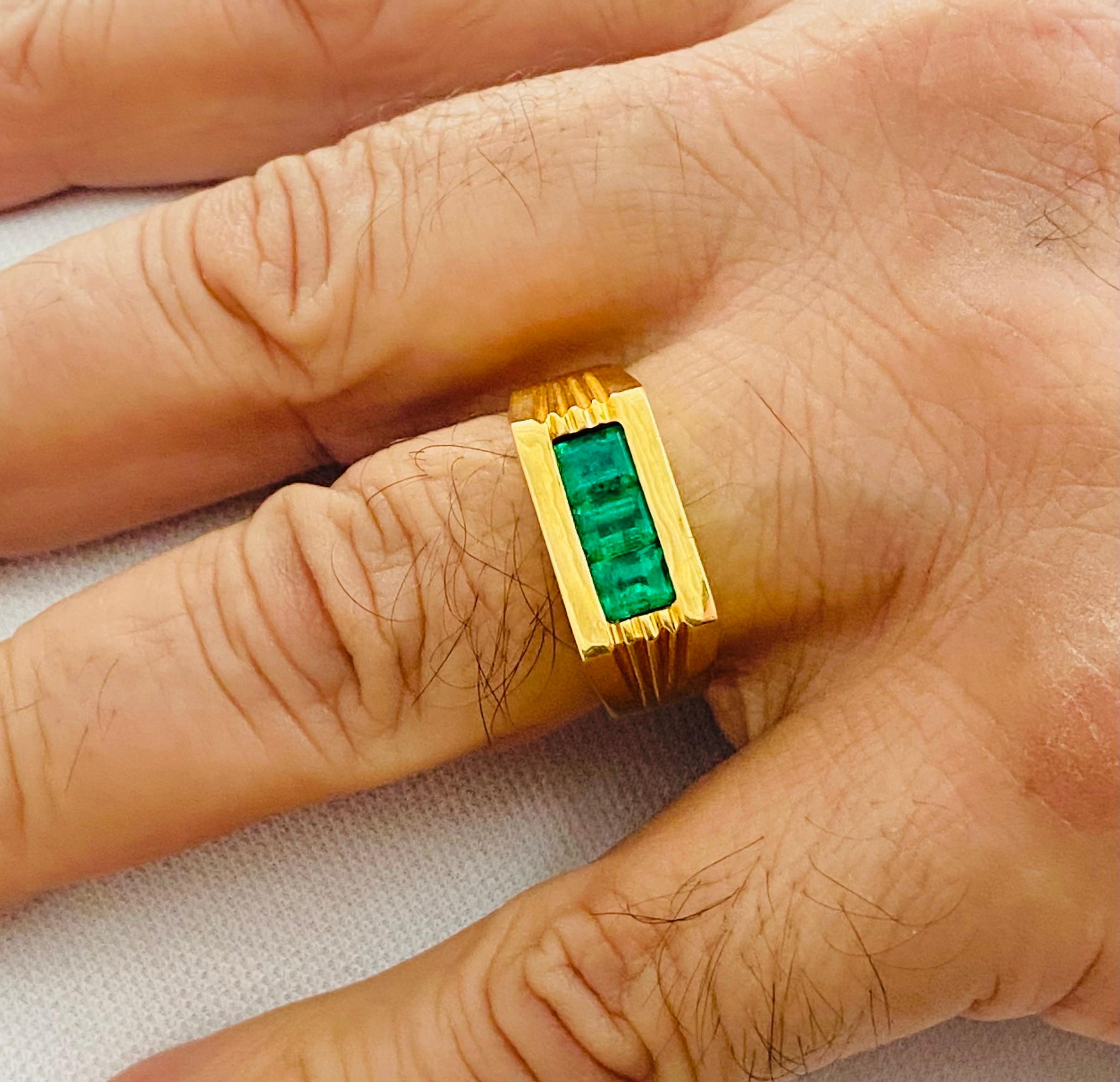 Vintage Men’s 1.50 Carat Colombian Emeralds Ring 18k Gold In Excellent Condition For Sale In Miami, FL