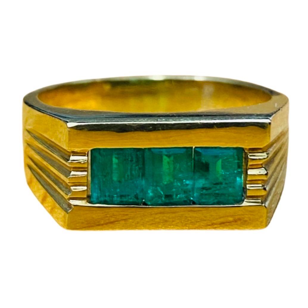 Bague Vintage pour Homme 1.50 Carat Colombian Emeralds 18k Gold Pour hommes en vente