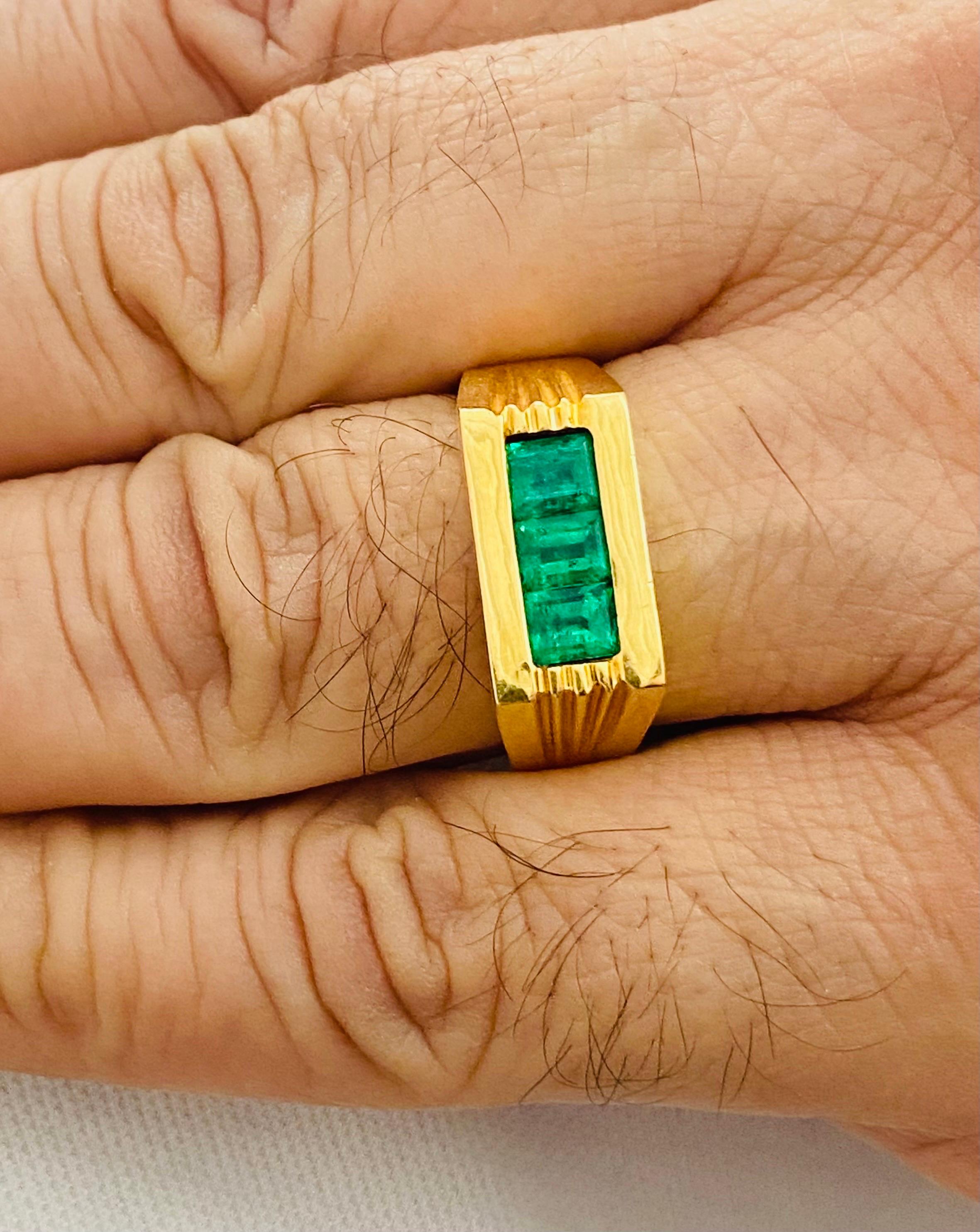 Vintage Men’s 1.50 Carat Colombian Emeralds Ring 18k Gold For Sale 1