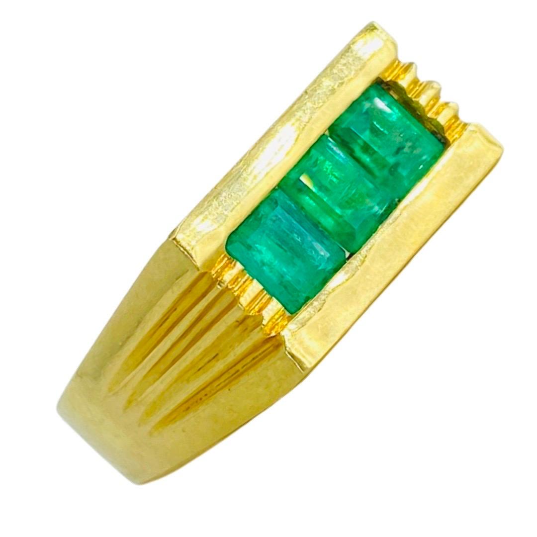 Vintage Men’s 1.50 Carat Colombian Emeralds Ring 18k Gold For Sale 4