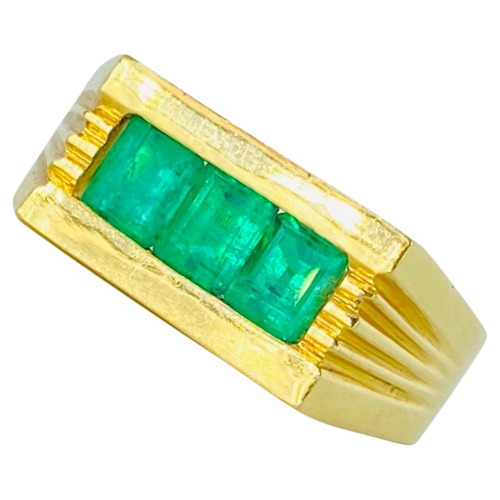 Vintage Men’s 1.50 Carat Colombian Emeralds Ring 18k Gold For Sale