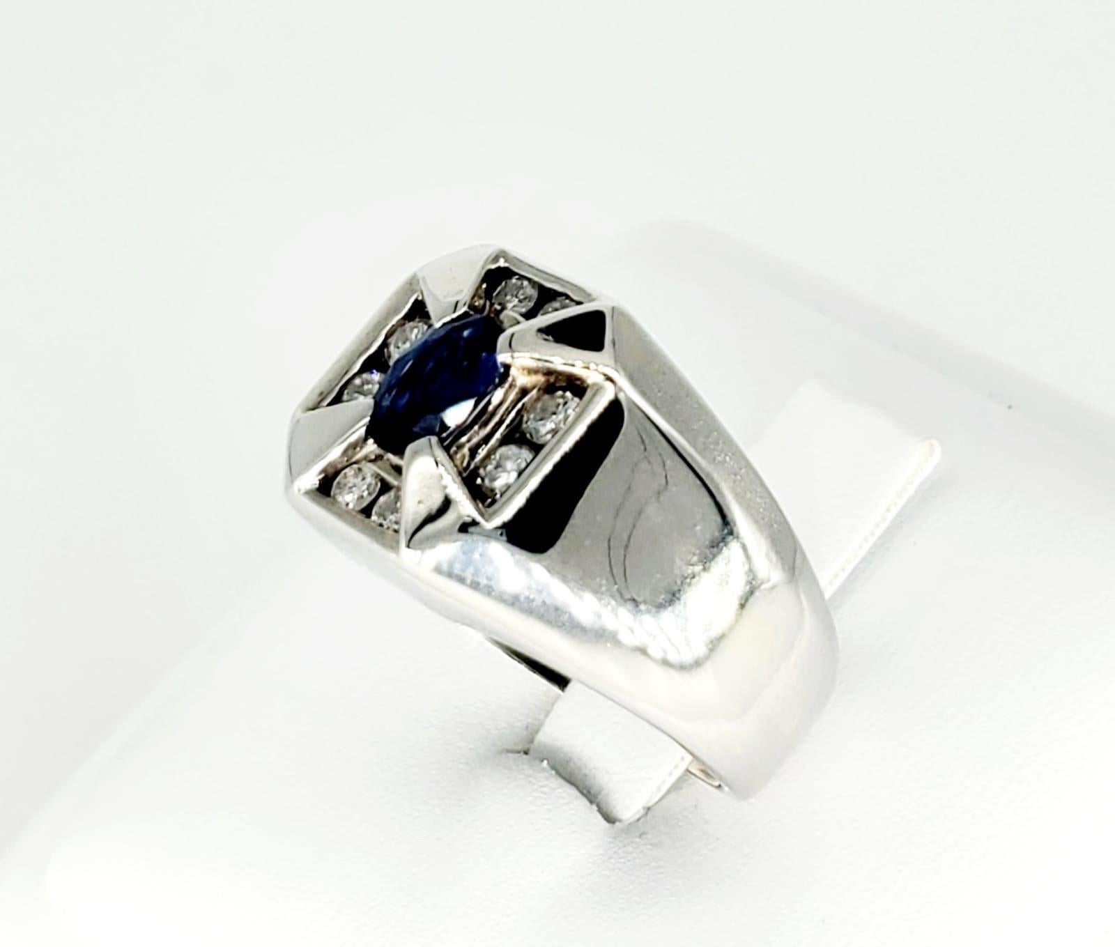 Vintage Men’s 1.60 Carat Blue Sapphire and Diamonds 14 Karat White Gold Ring In Excellent Condition In Miami, FL