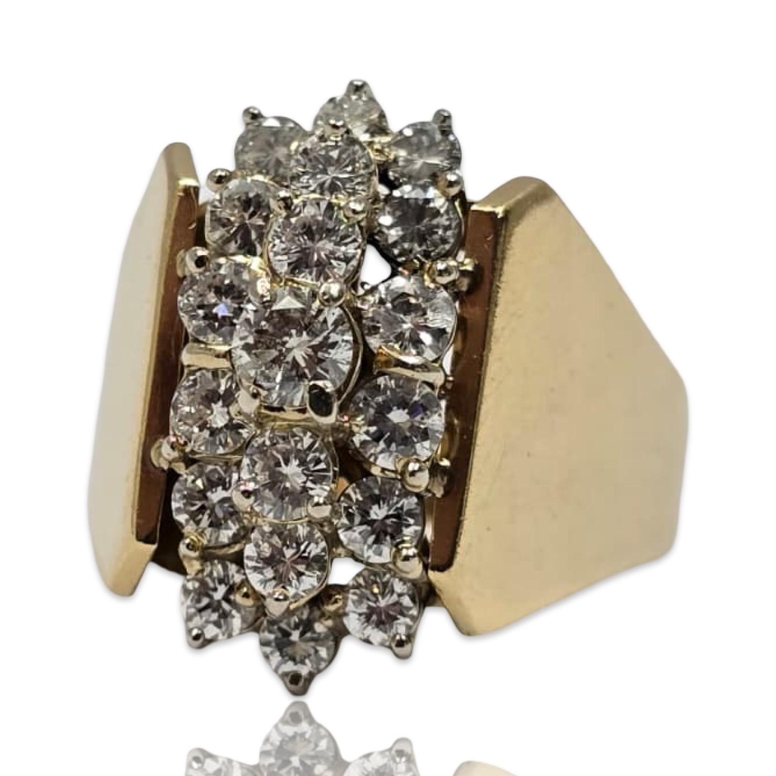 Dieser außergewöhnliche Herrenring aus massivem 18-karätigem Gold ist ein eindrucksvoller Ausdruck von Macht und Vintage-Luxus. Er ist mit 3 Karat natürlichen Diamanten im Brillantschliff besetzt, die in einem kühnen, gestaffelten Cluster angeordnet