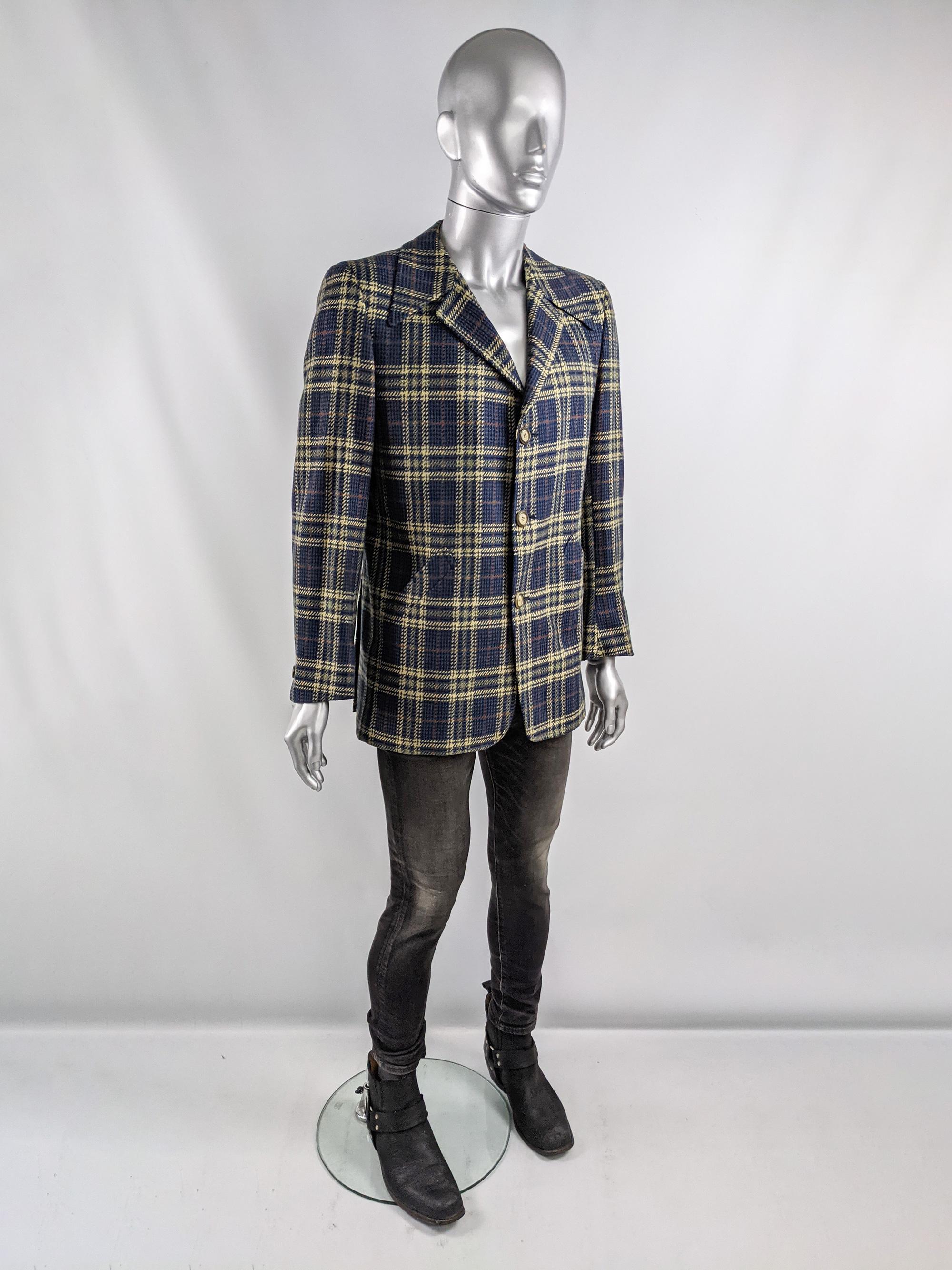 An excellent vintage mens blazer jacket from the 70s by Simon of London. In a navy blue checked pure new wool fabric with a wide collar and single breasted button fastenings. 

Size: Unlabelled; measures roughly like a modern mens Medium to Large /
