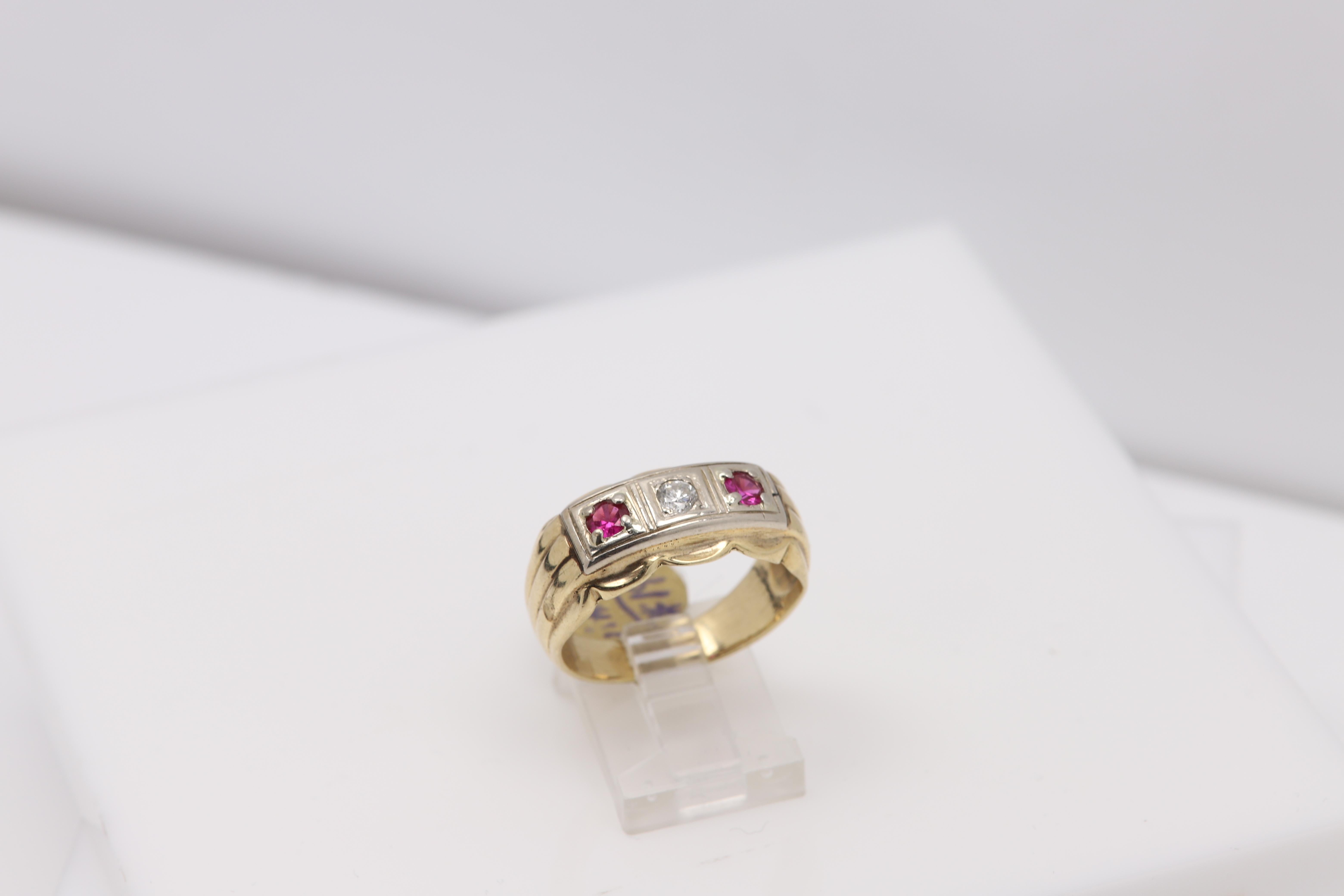 Anillo vintage de 3 piedras para hombre Oro amarillo blanco de 14 quilates Rubí Diamante circa años 40 en venta 5