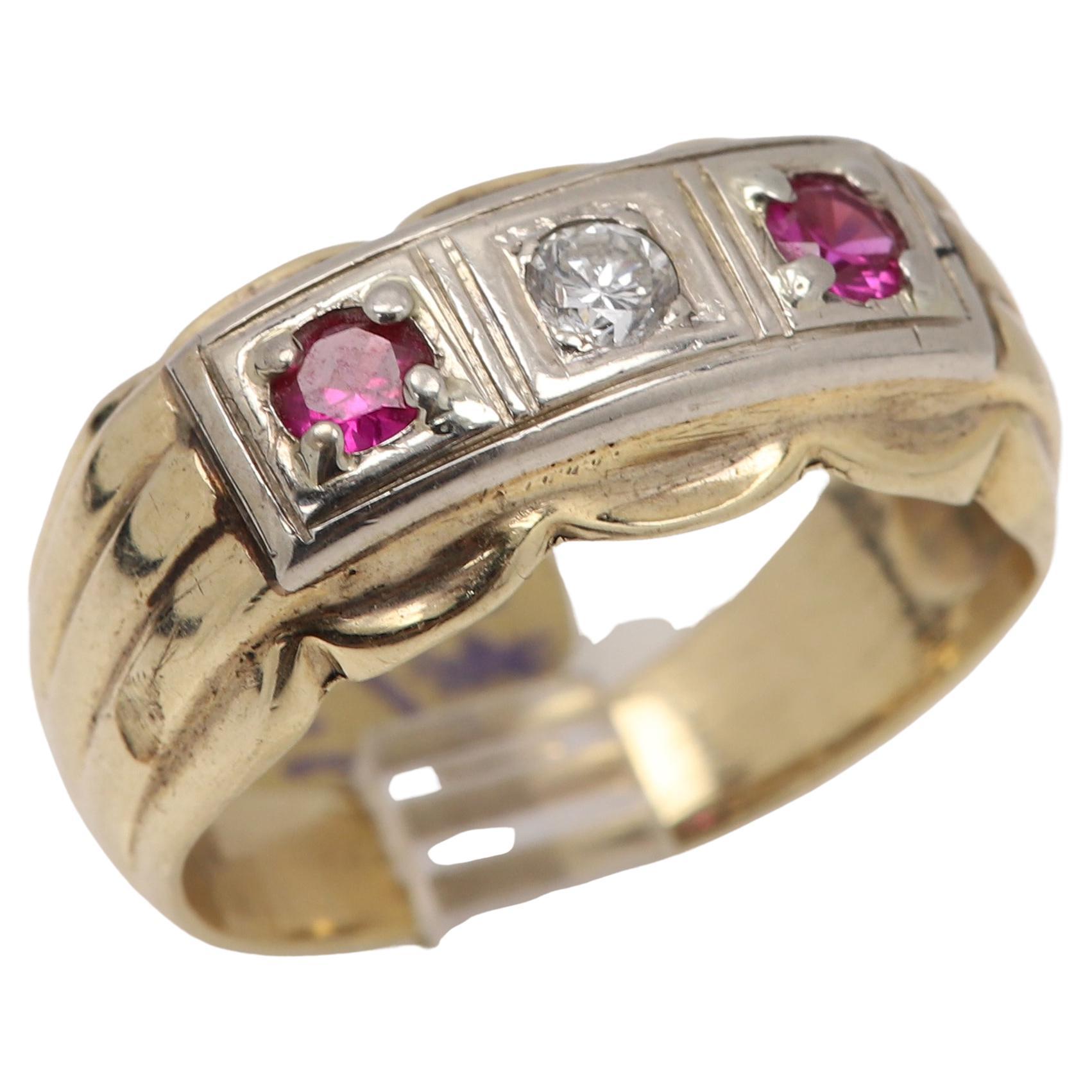 Vintage 3 stone Ring for Men
Circa 1940's
14 Yellow and White Gold
It can been more Clean however we didn't want to touch it.
Diamond and Ruby are Natural approx size 3.5 - 4.0mm
Finger size 9
overall width of the ring is 10mm
condition: Wear