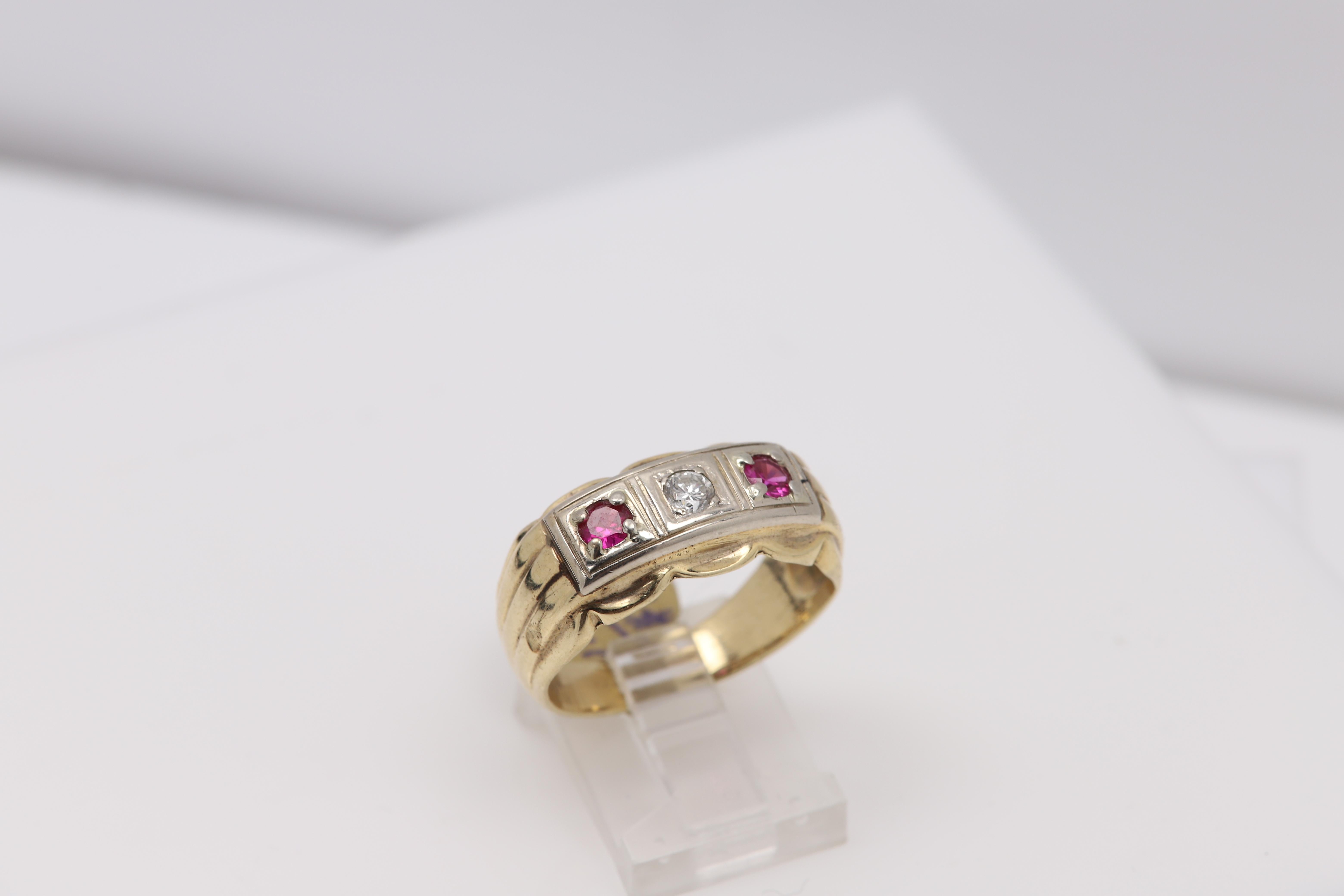 Vintage Men's 3 Stone Ring 14 Karat Yellow White Gold Ruby Diamond circa 1940's In Fair Condition For Sale In Brooklyn, NY