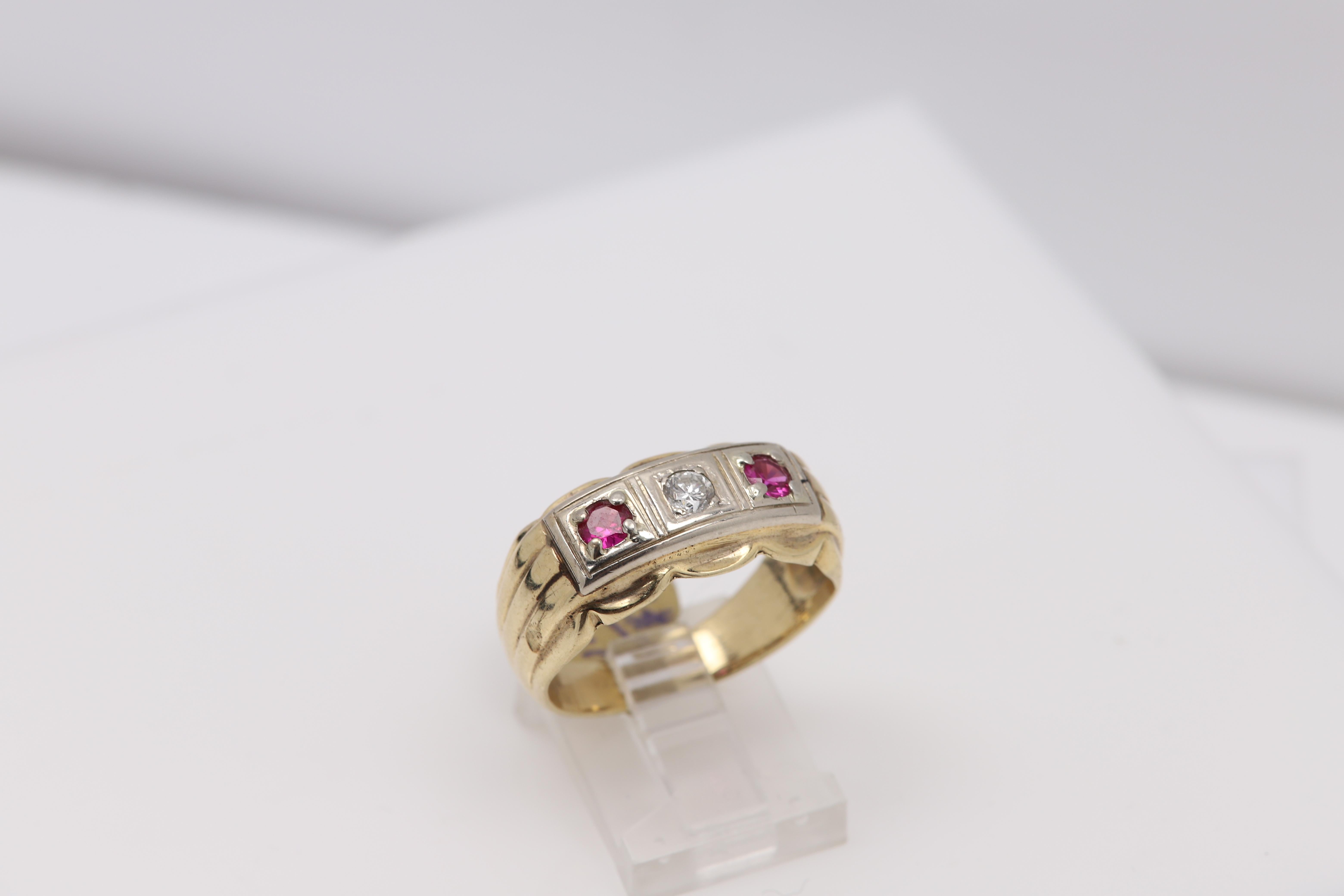 Anillo vintage de 3 piedras para hombre Oro amarillo blanco de 14 quilates Rubí Diamante circa años 40 en Bastante bueno estado para la venta en Brooklyn, NY